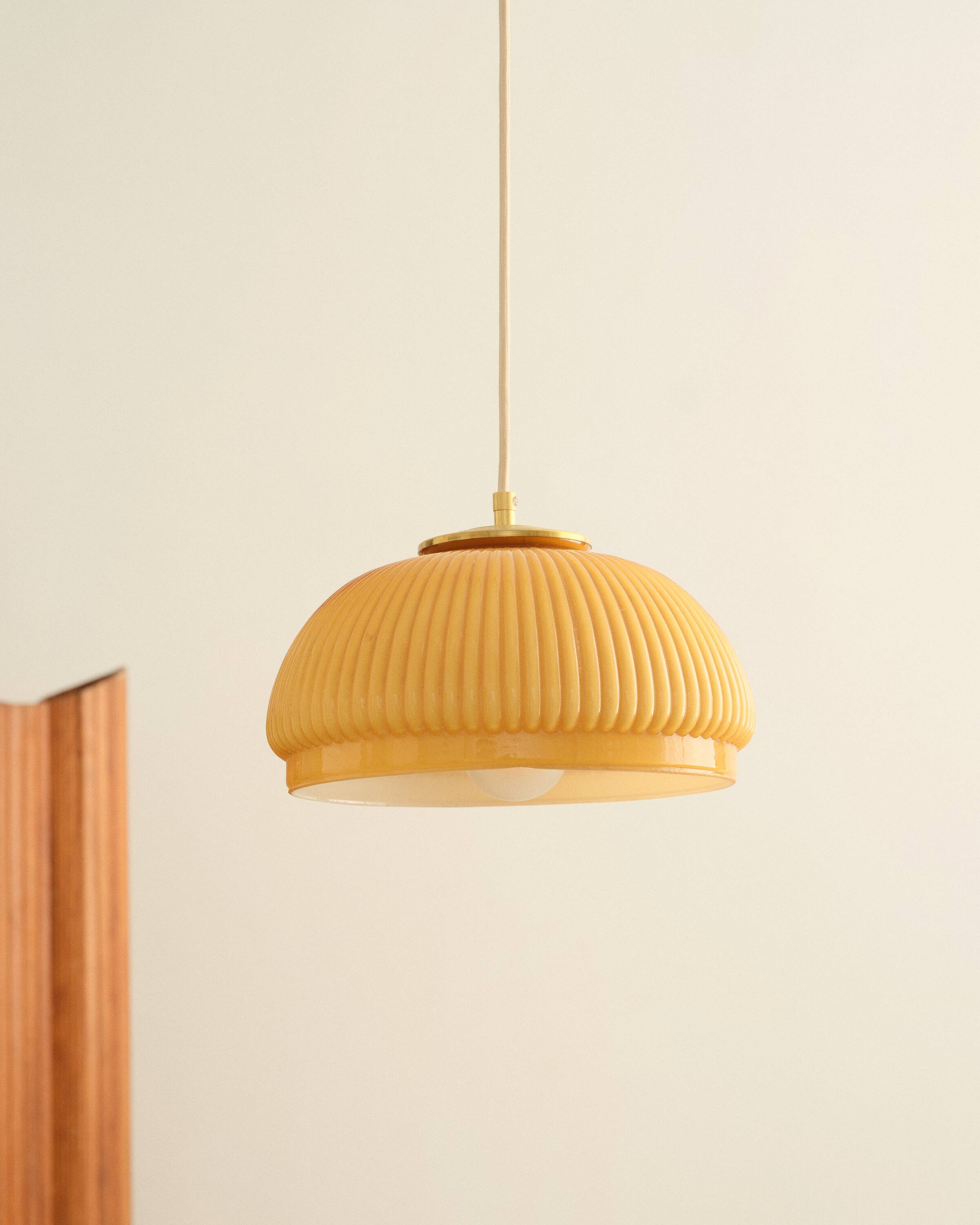 Mustard opaline suspension