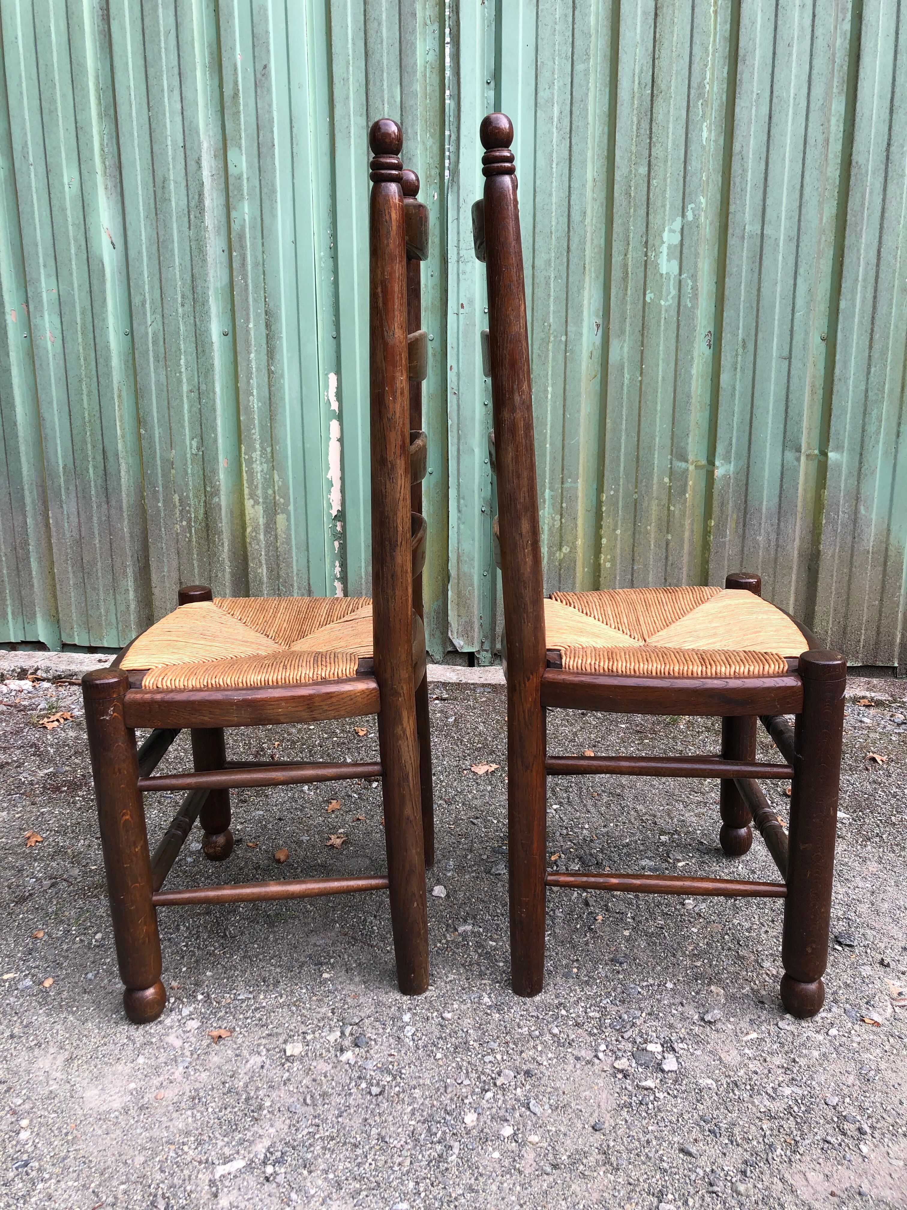 Duo of vintage rustic straw straw chairs in oak.