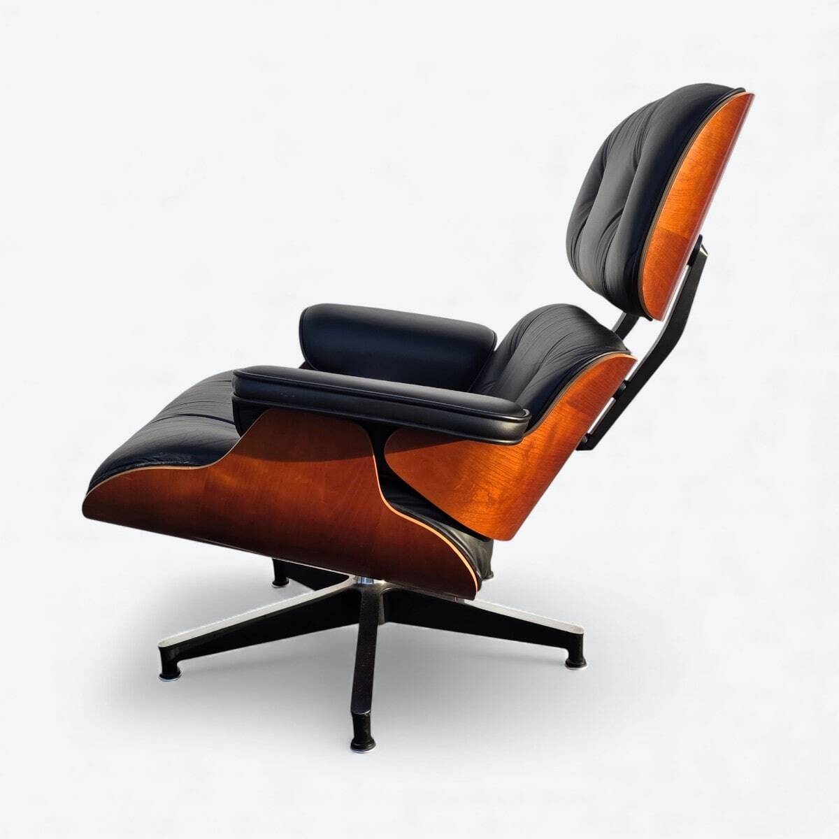 Fauteuil et repose-pieds Herman Miller Original Eames, noir et cerisier