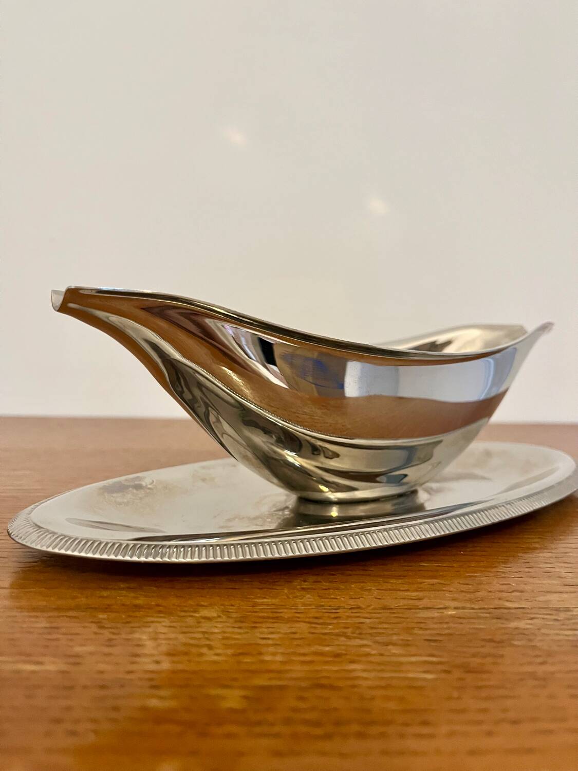 Stainless steel gravy boat
