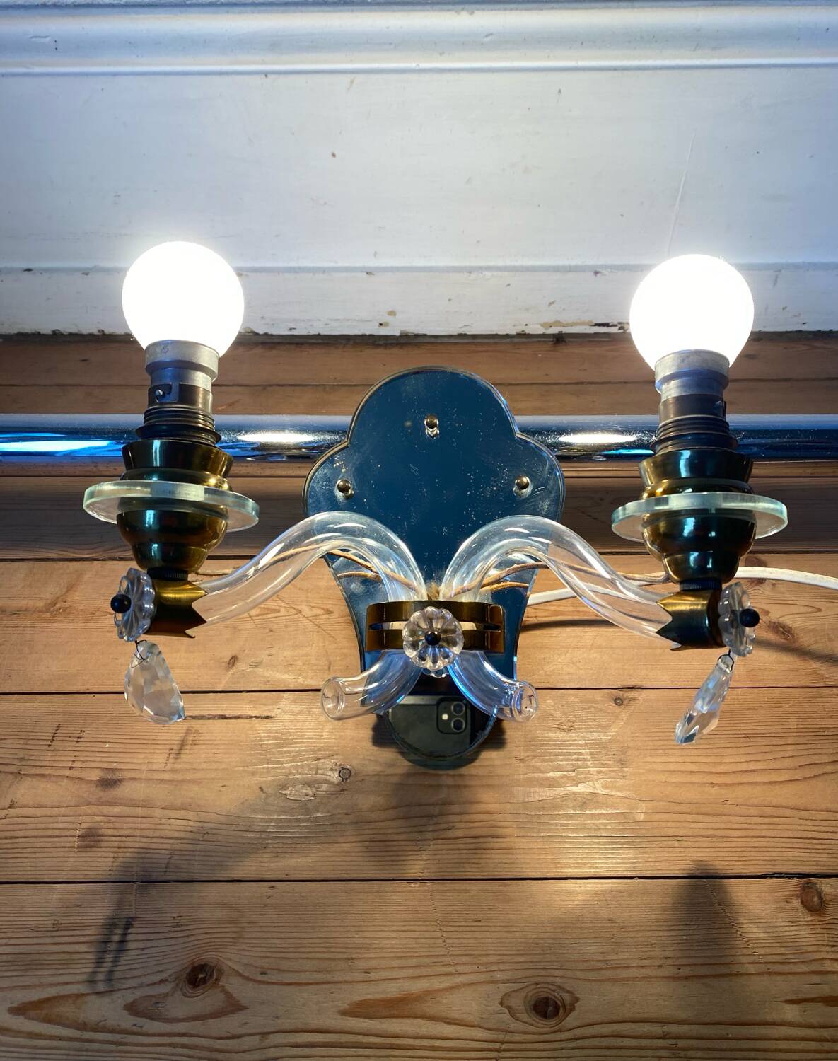 Applique murale ancienne en laiton et verre cristal