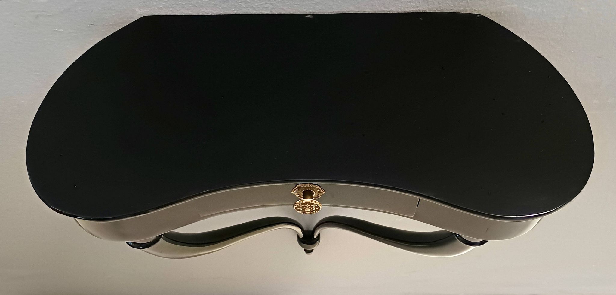 Paire de consoles murales, chevets en hêtre noir attribuées à Ulrich