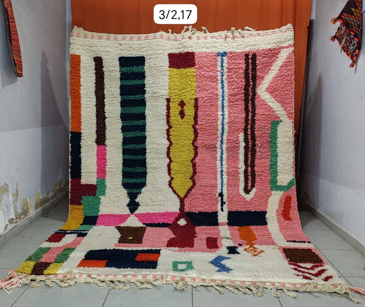 Grand tapis berbère graphique rose et écru – 300 × 217 cm