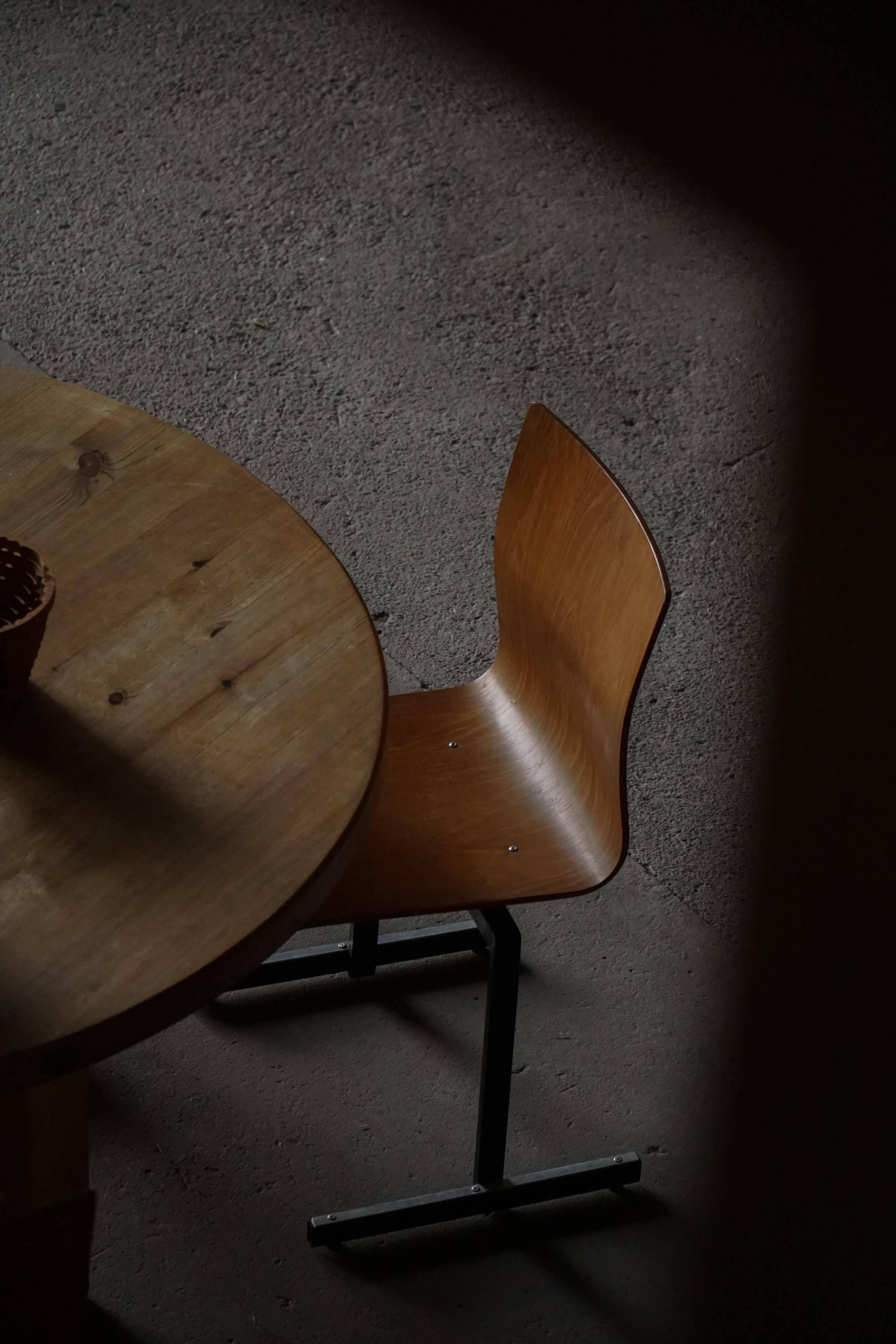 Set of 6 industrial stackable chairs by Niels Larsen, black metal and oak, 1960s.