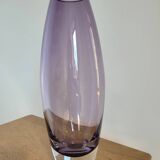 Vase en cristal violet