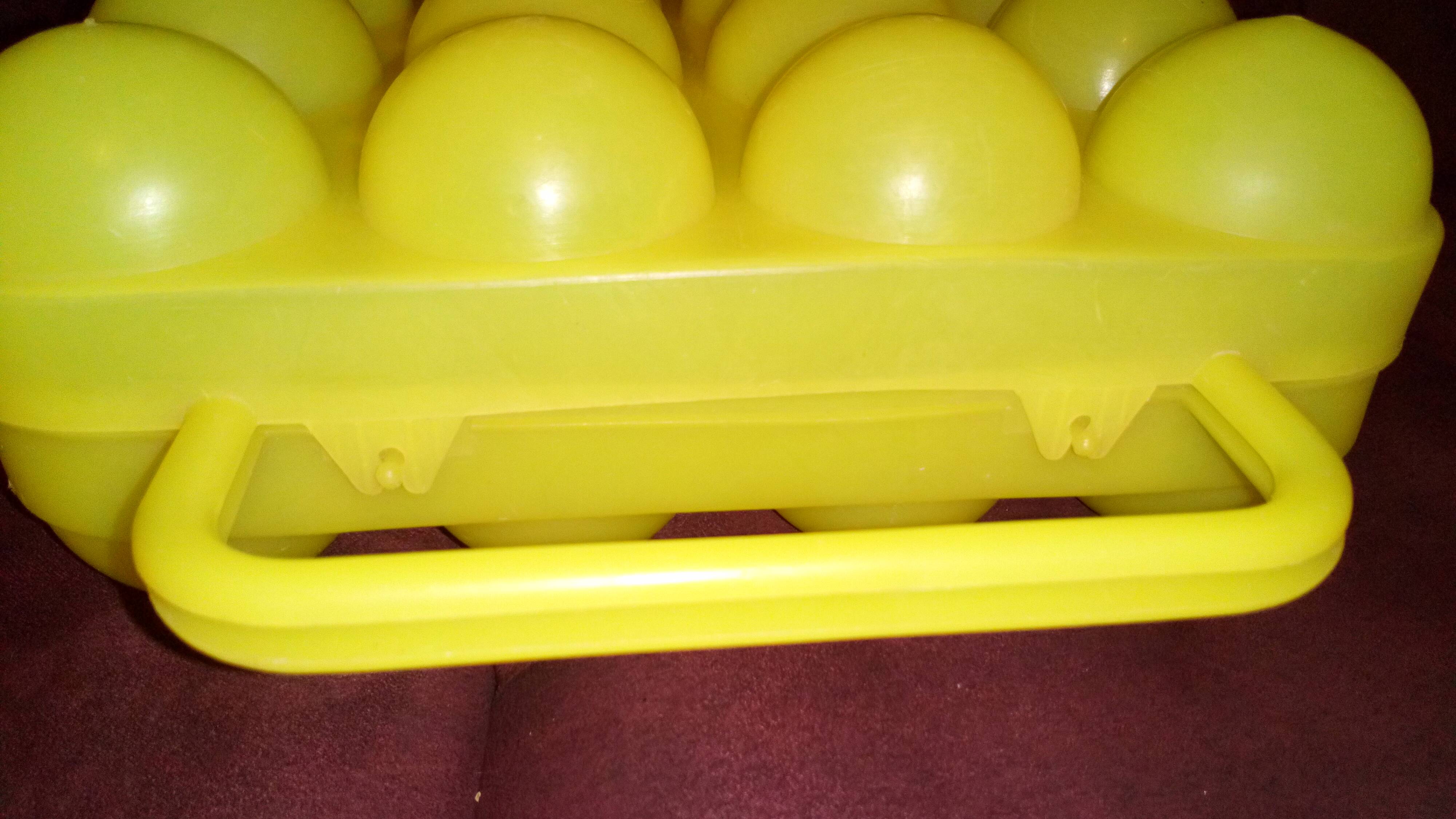 Boîte à oeufs vintage jaune