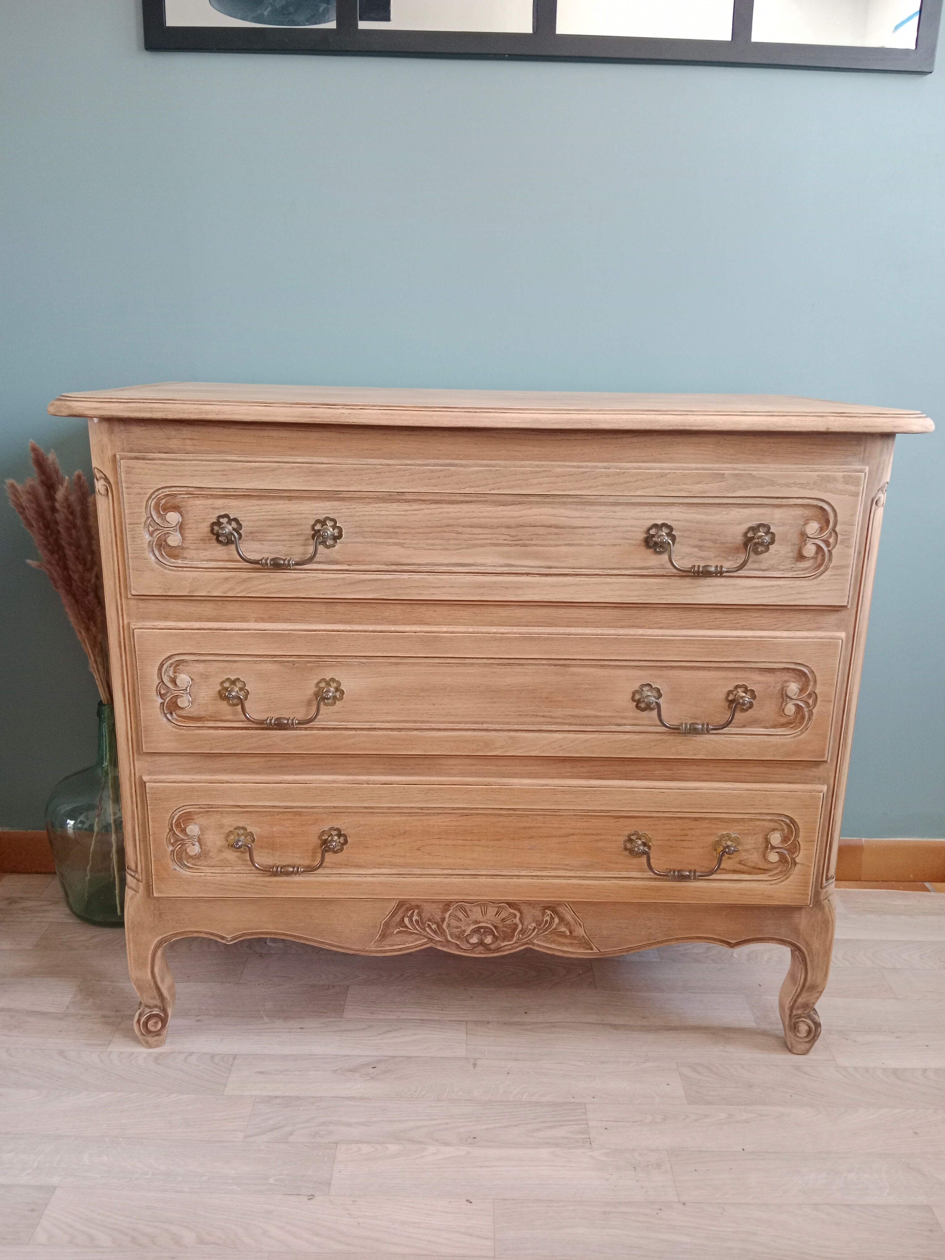 Oak chest of drawers