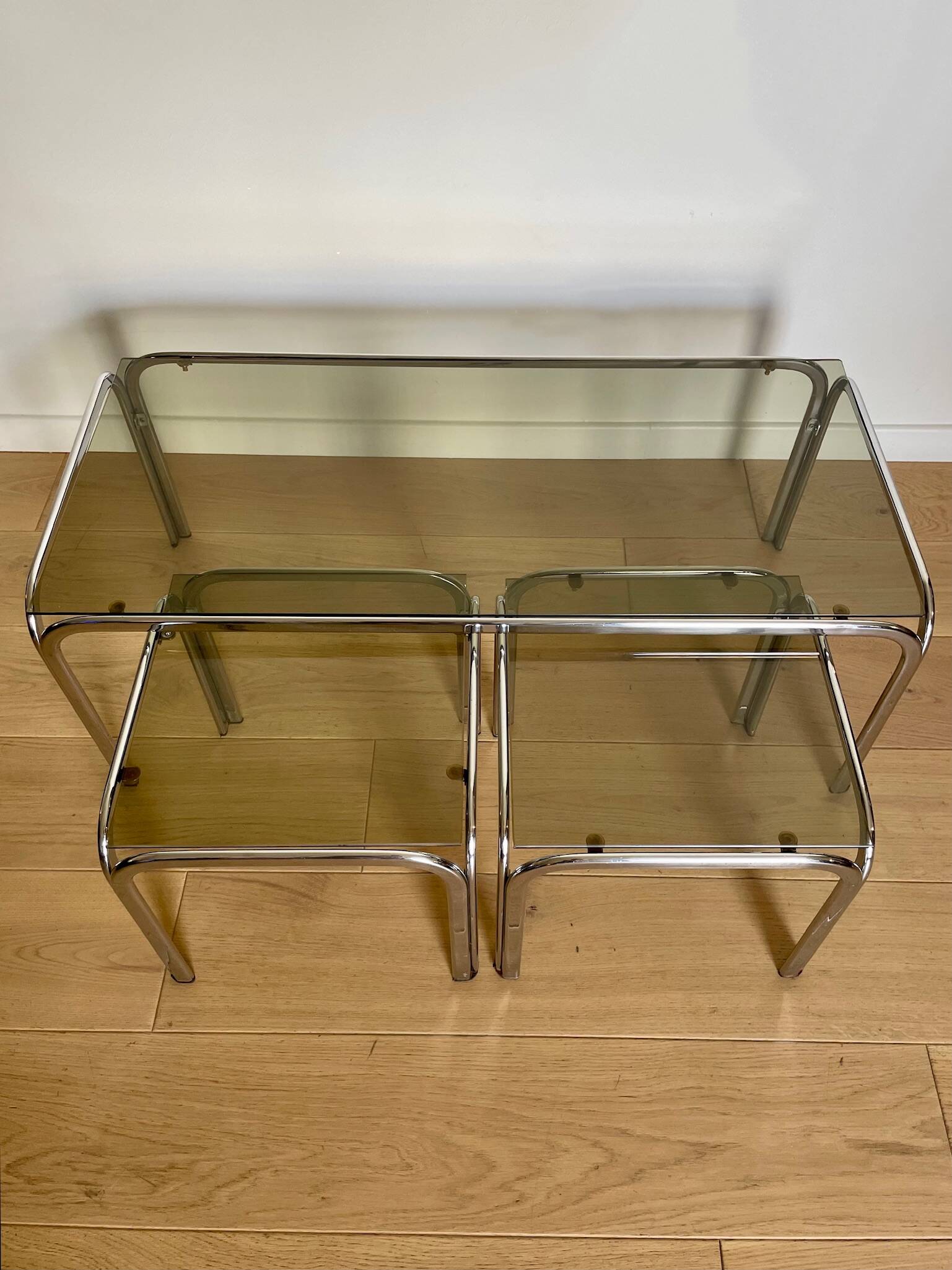 Table basse et tables d’appoint, chrome et verre fumé