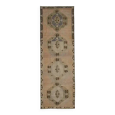 Tapis couloir en laine et coton fait main Oushak turc des années 1970, 137x404.