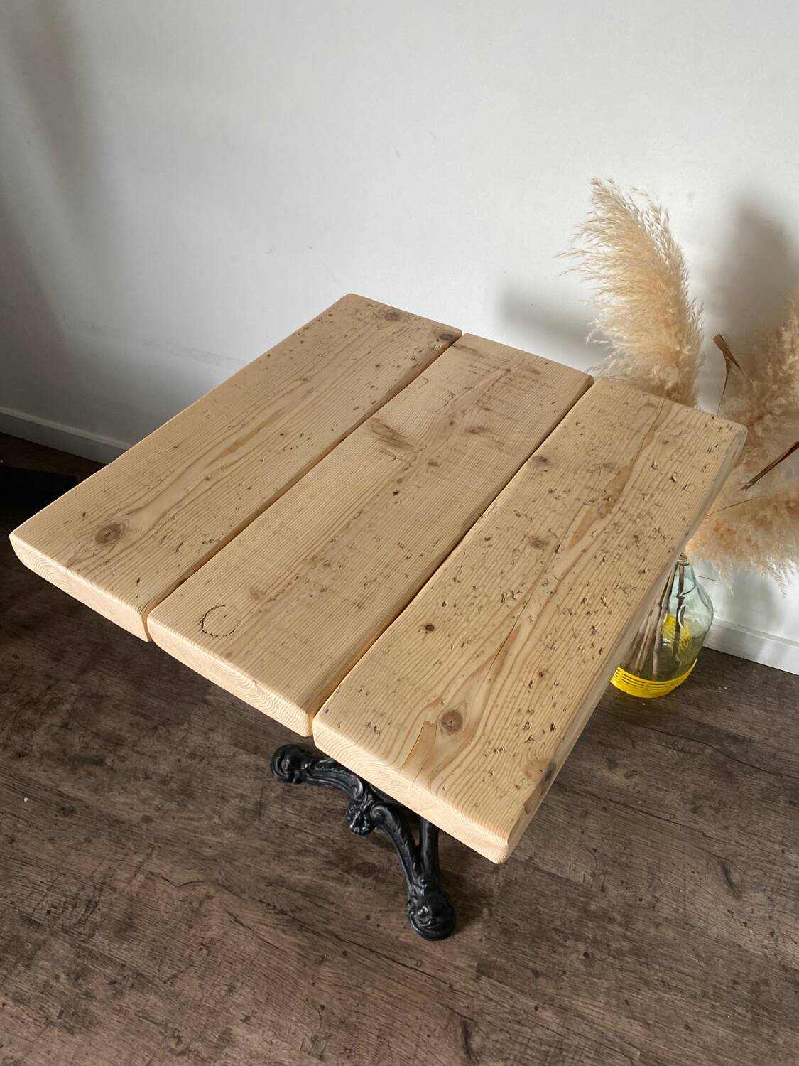 Bistro table with a central cast iron base in industrial style.