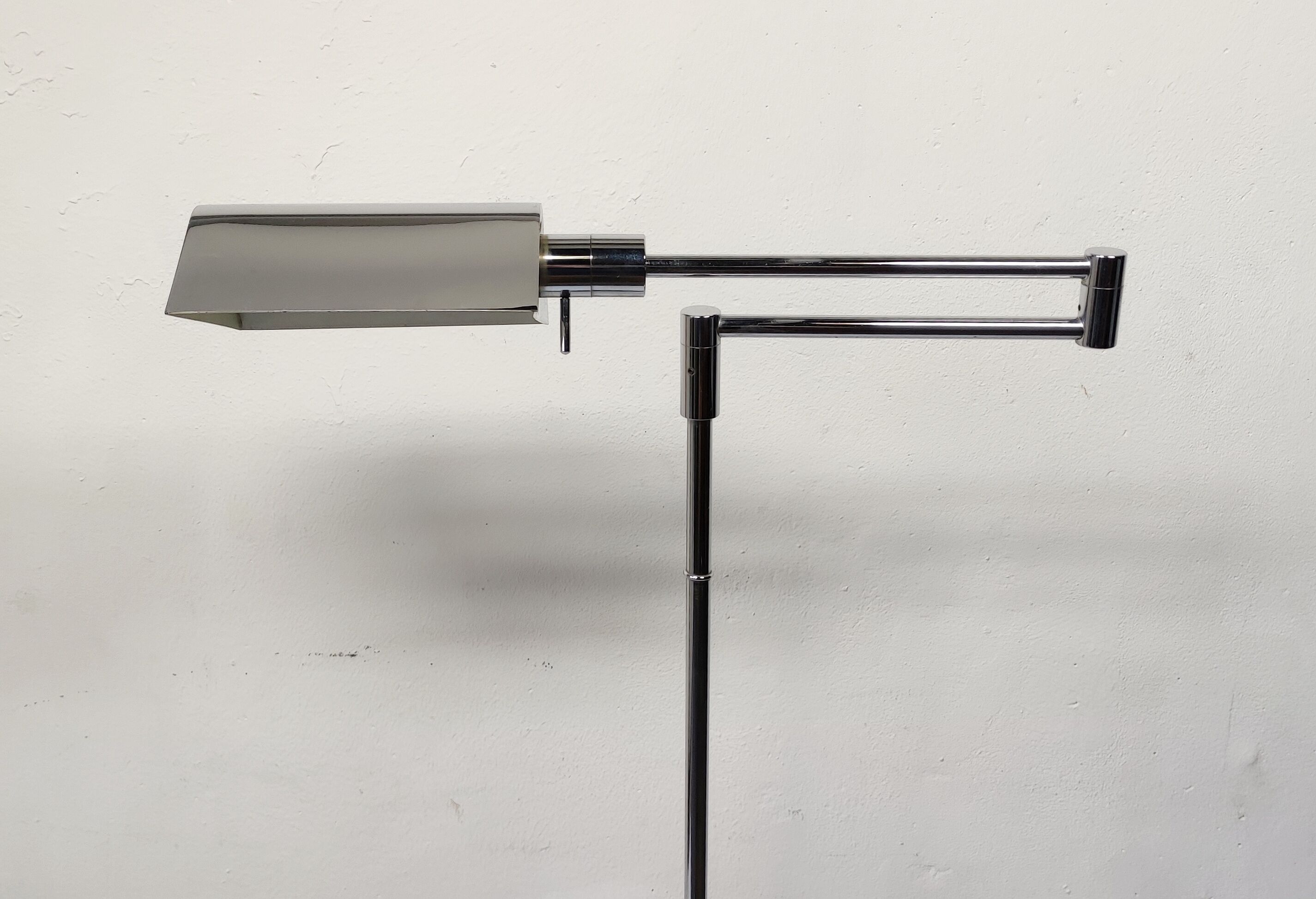 Adjustable and steerable reader lamp 80s