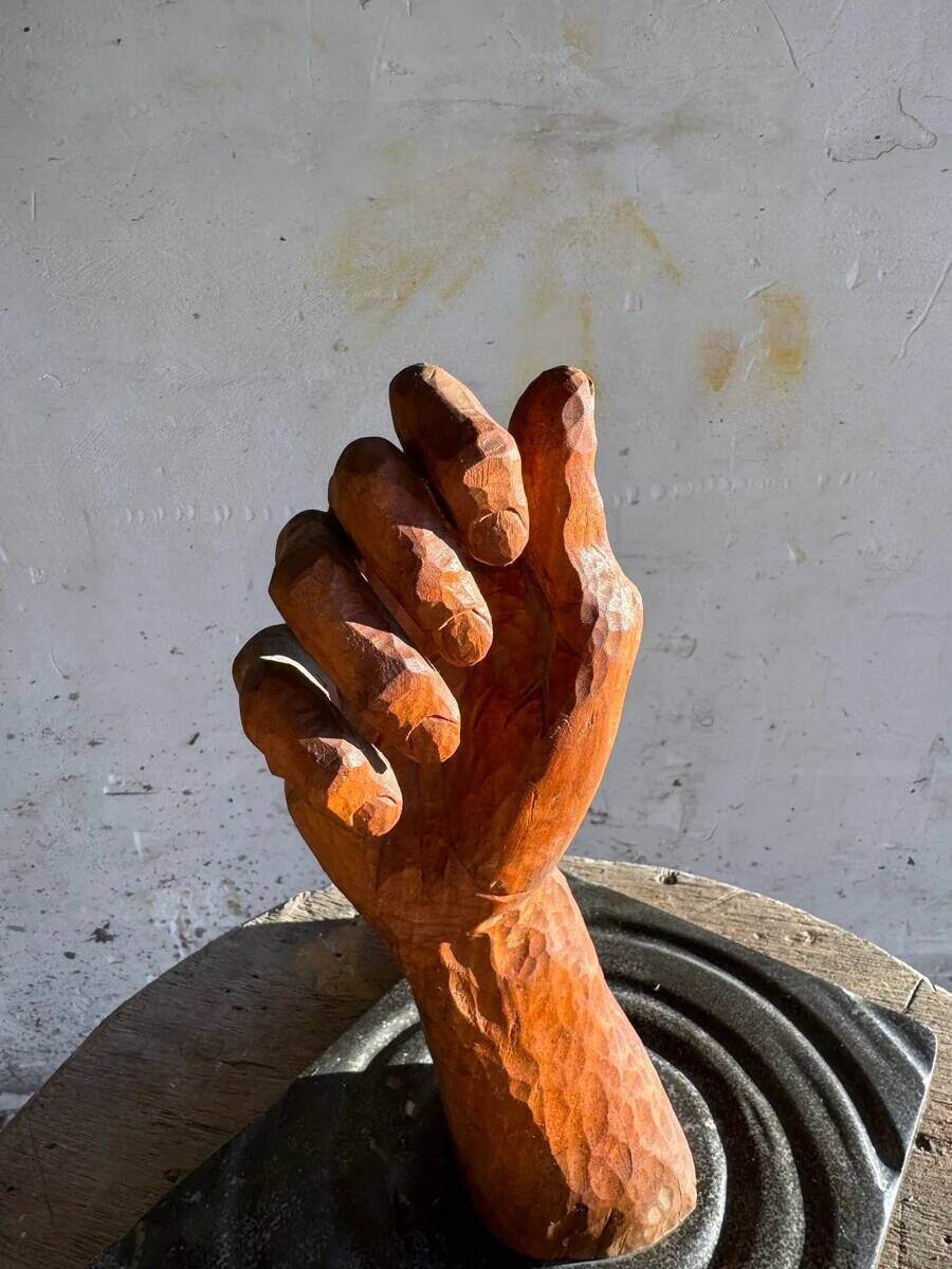 Walter De Buck "Het Hand" — Red-brown Wood Hand Sculpture on Dark Grey Concrete Base (1980)