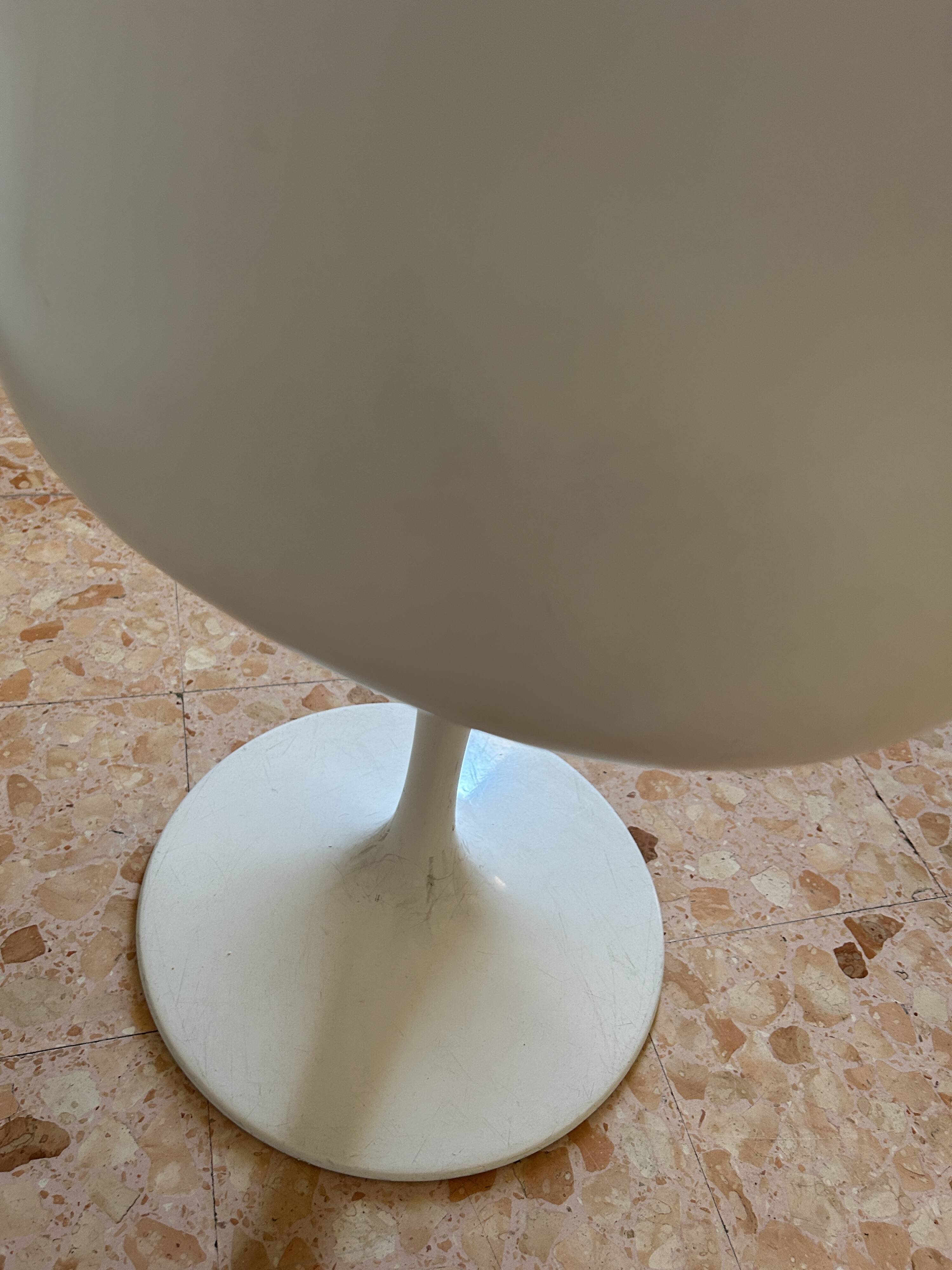 Saarinen round table