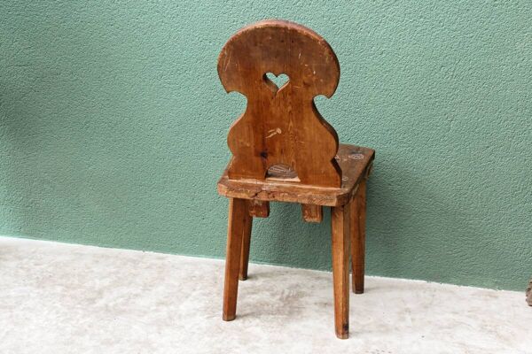 Ancienne chaise escabelle Suisse en bois sculpté