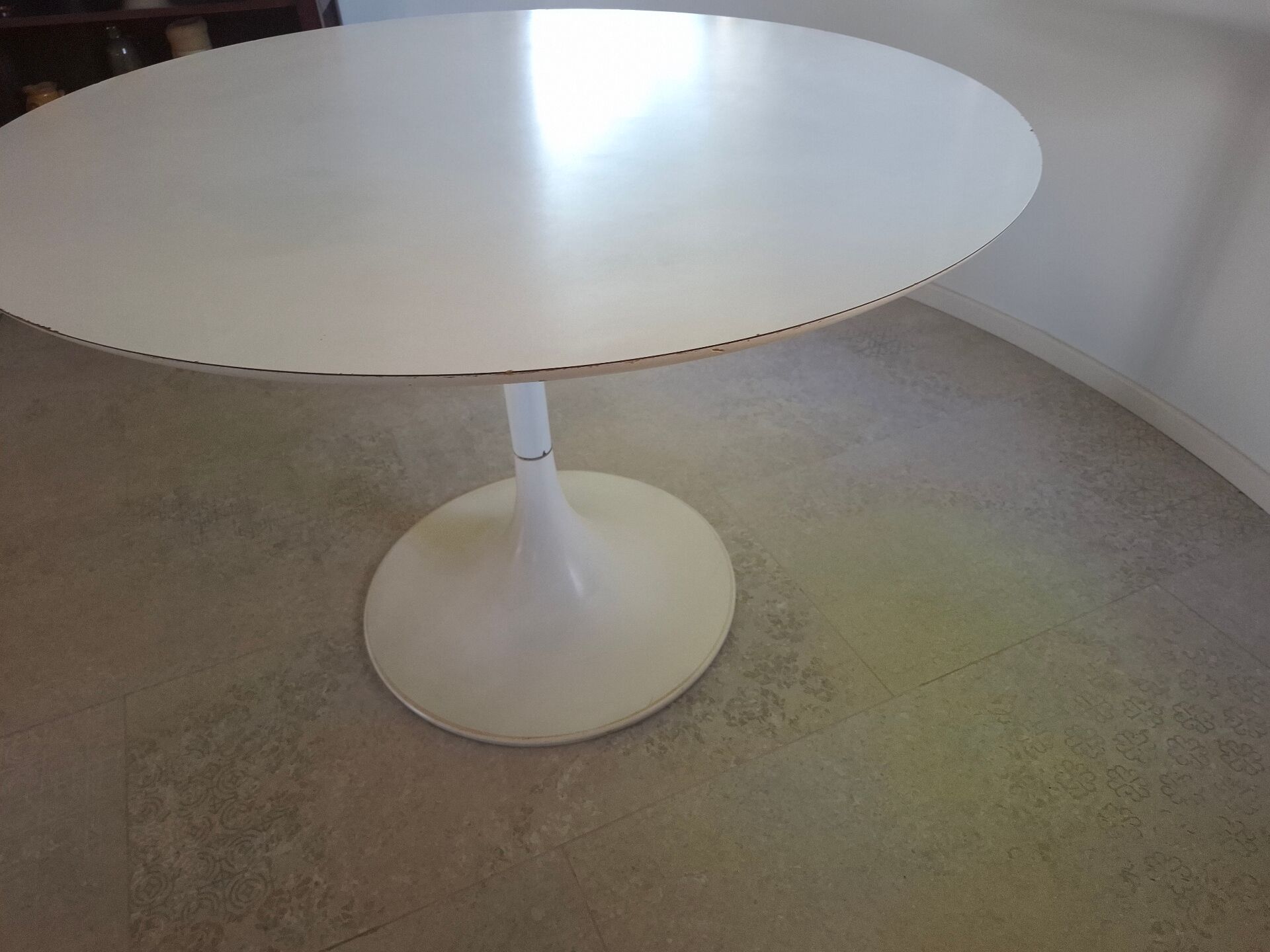 Tulip leg round table