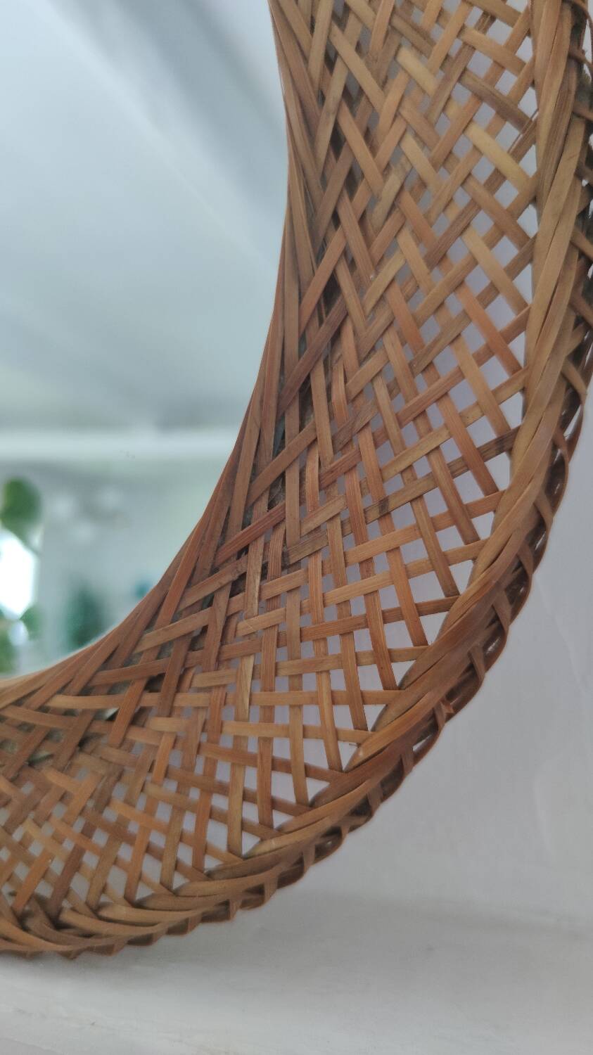 Oval mirror in woven wicker