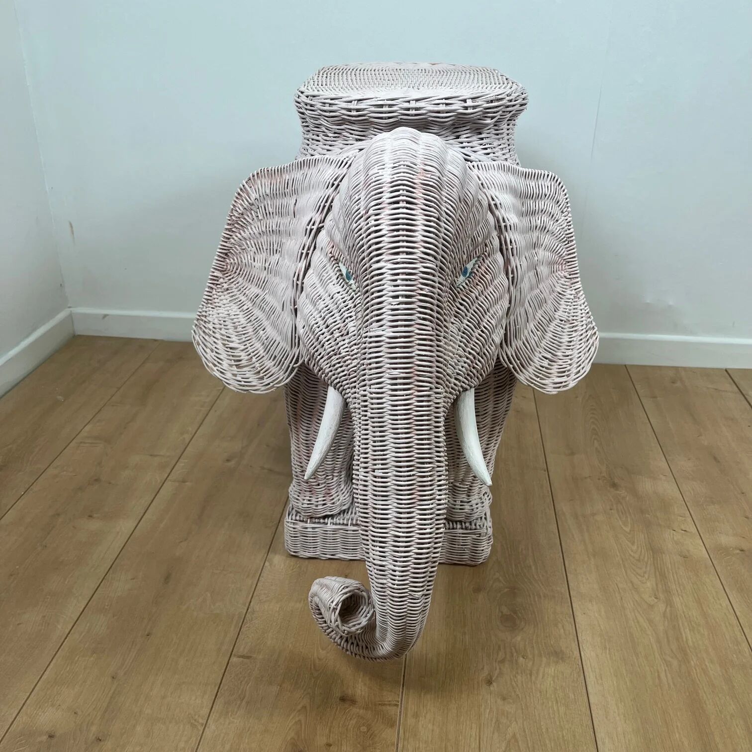 Vintage side table in rattan in the shape of an elephant, attributed to Vivai del Sud, Italy, 1960 - 1970.