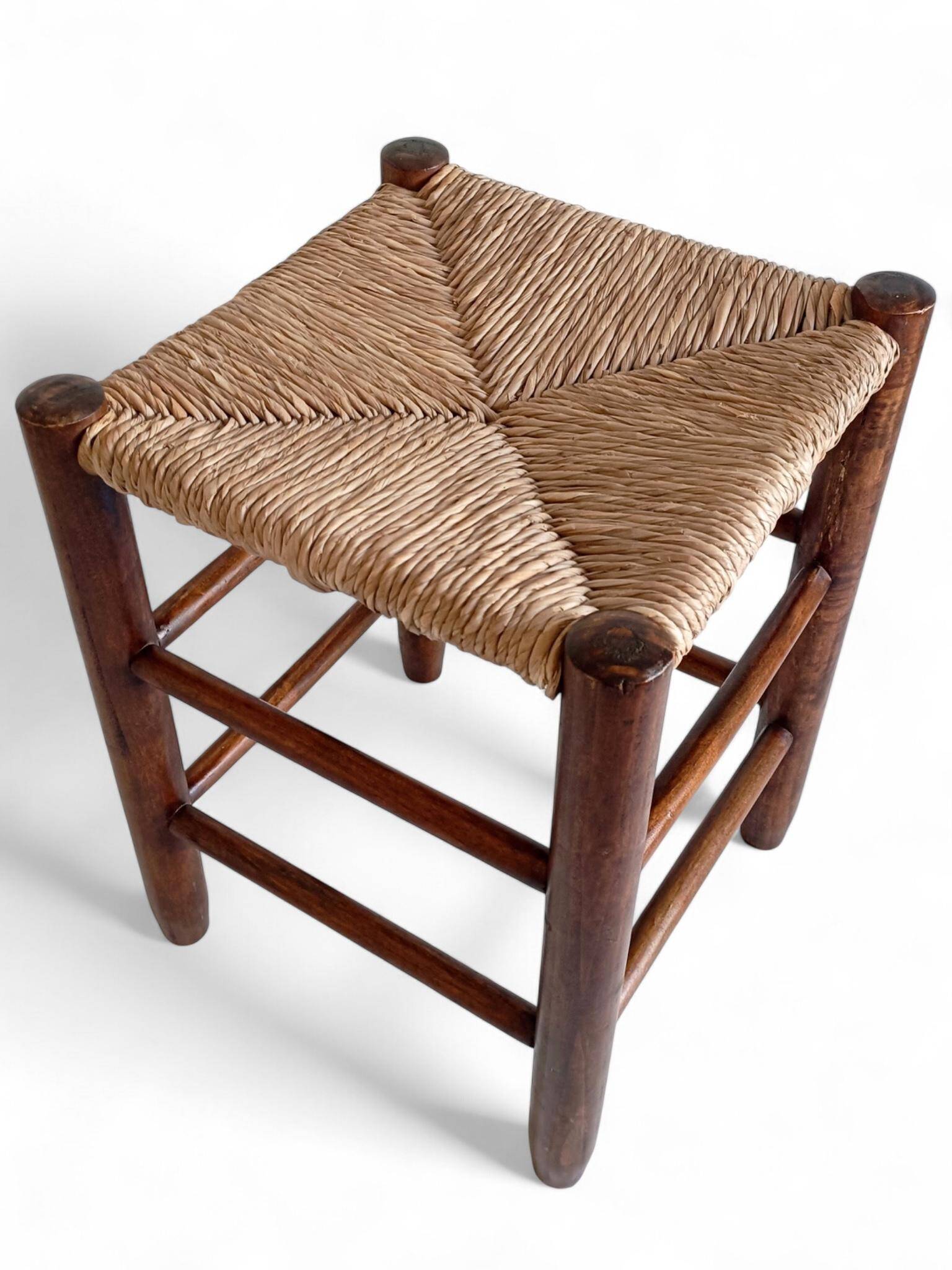 Style Charlotte Perriand, paire de tabourets en bois rustique et paille, France, vers 1950.