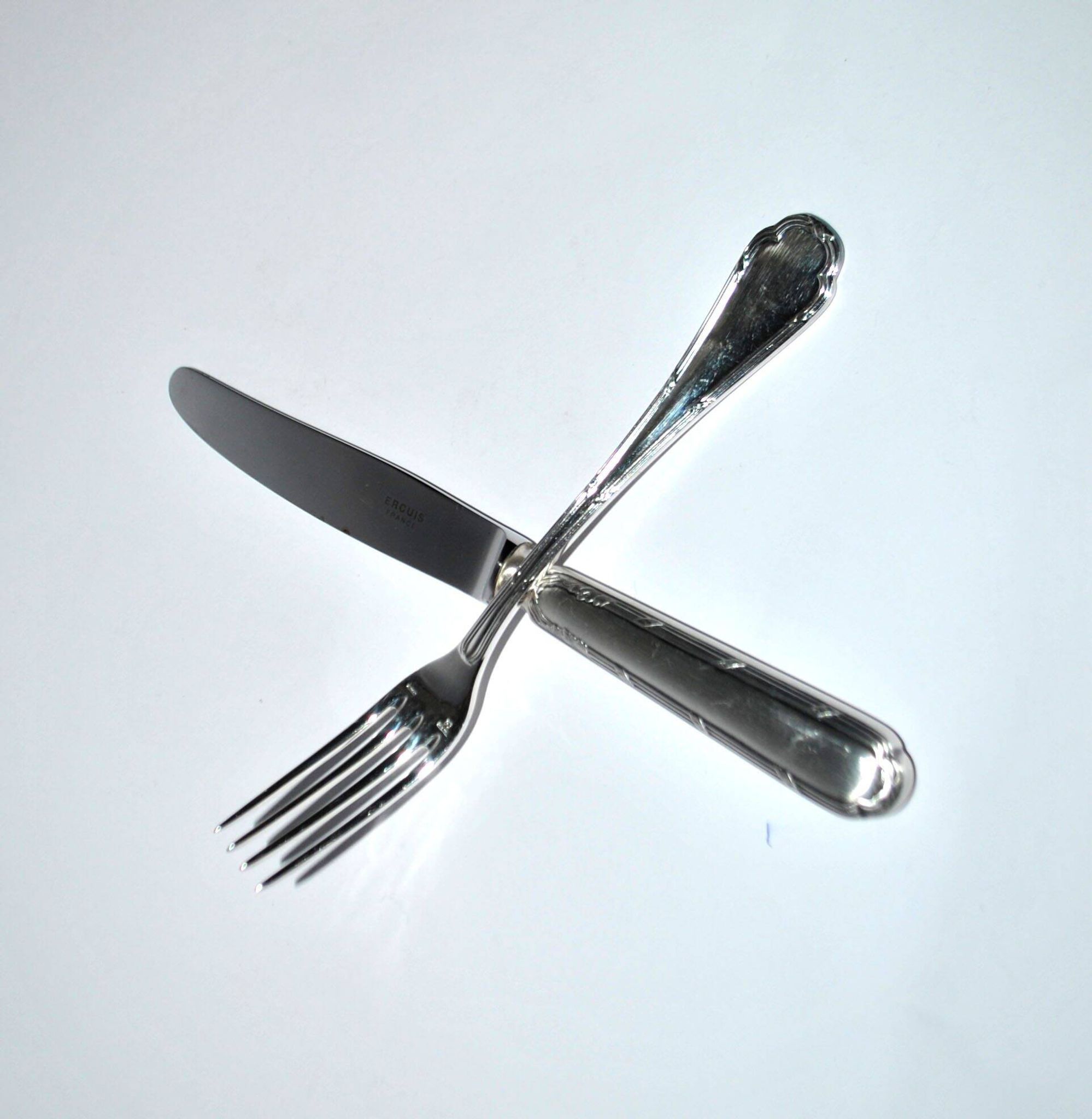 Ercuis set of 2 Trianon metal-plated dessert cutlery with crossed ribbon for cheese starter.