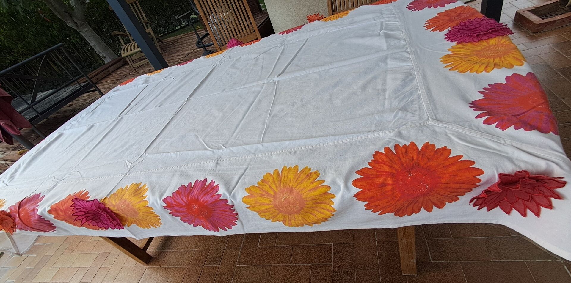 Vintage Flower Power tablecloth with large floral patterns — 1970s