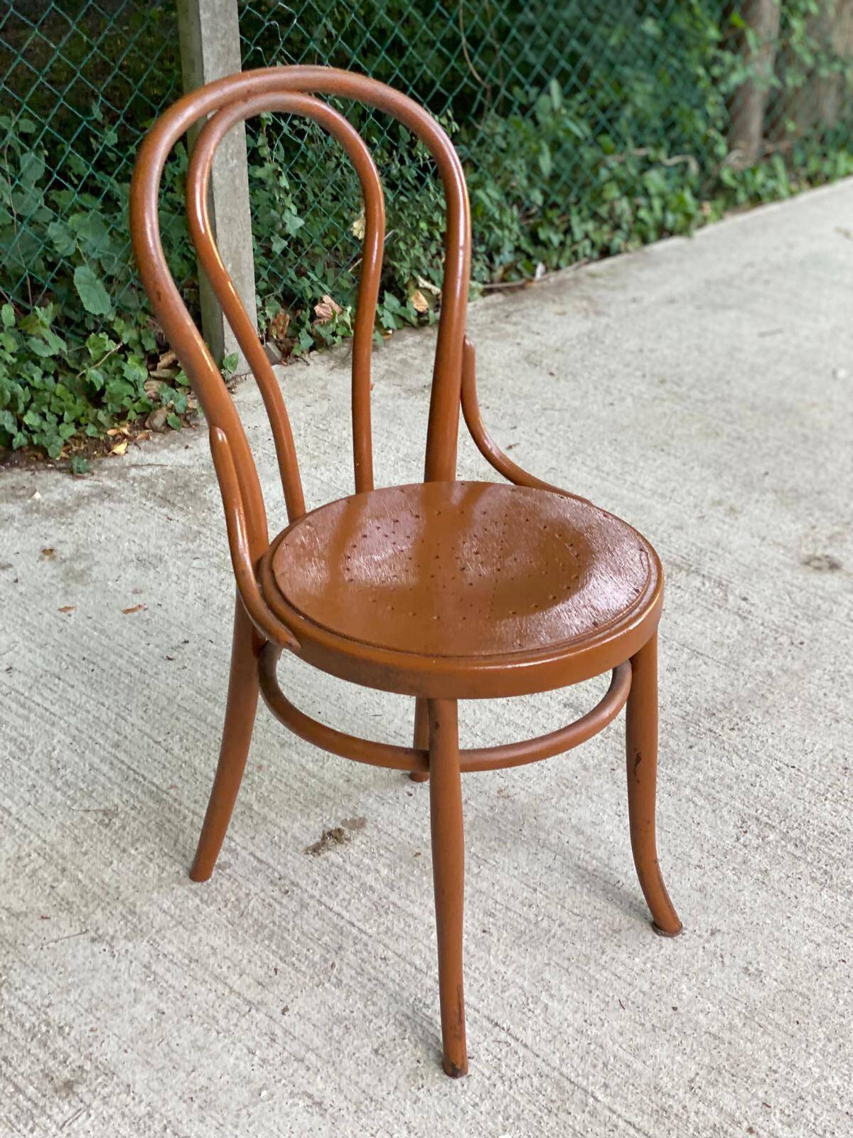 Round curved wood bistro chair
