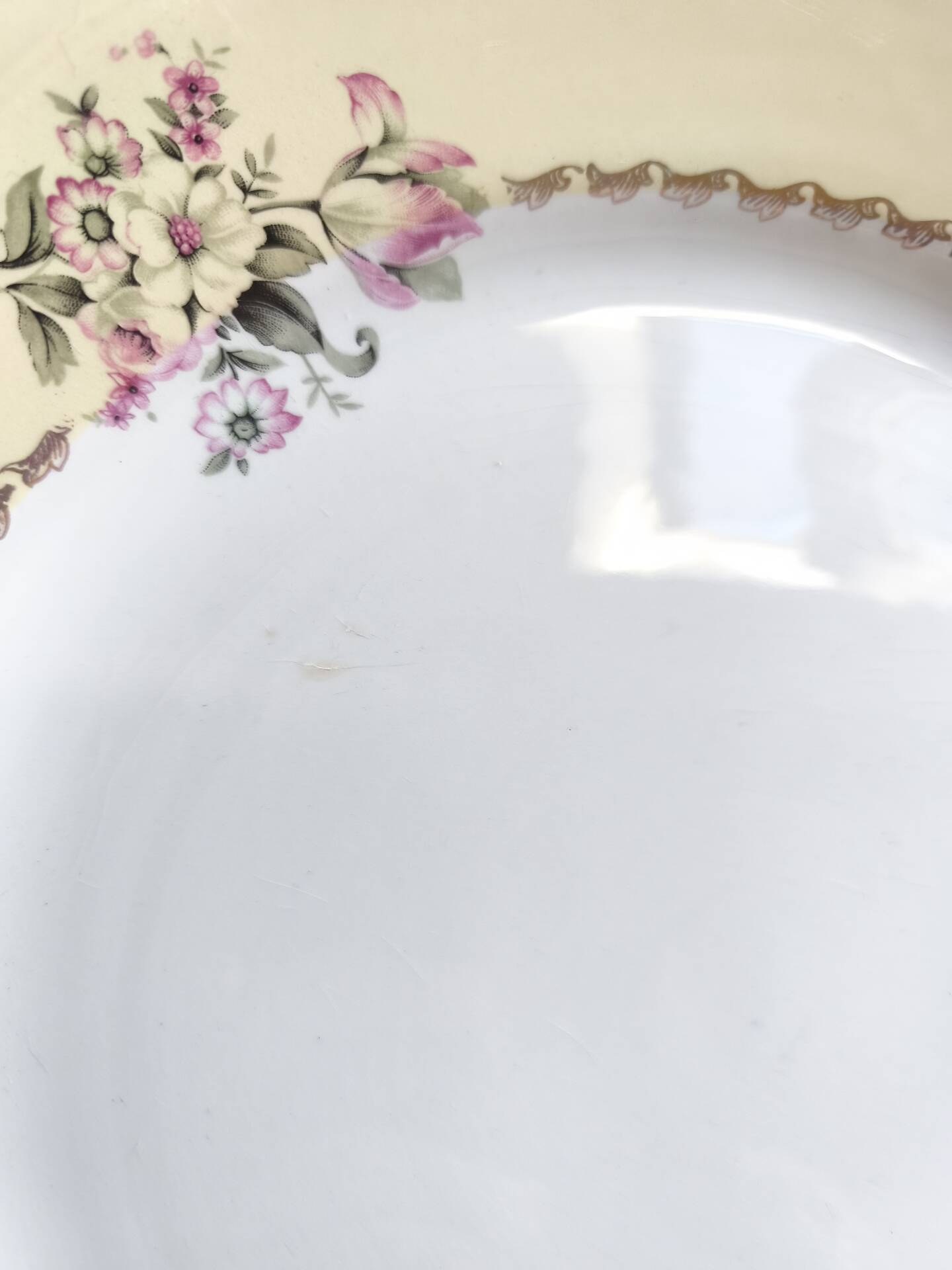 Round vintage plate L'Amandinoise model Paola cream and white flowers