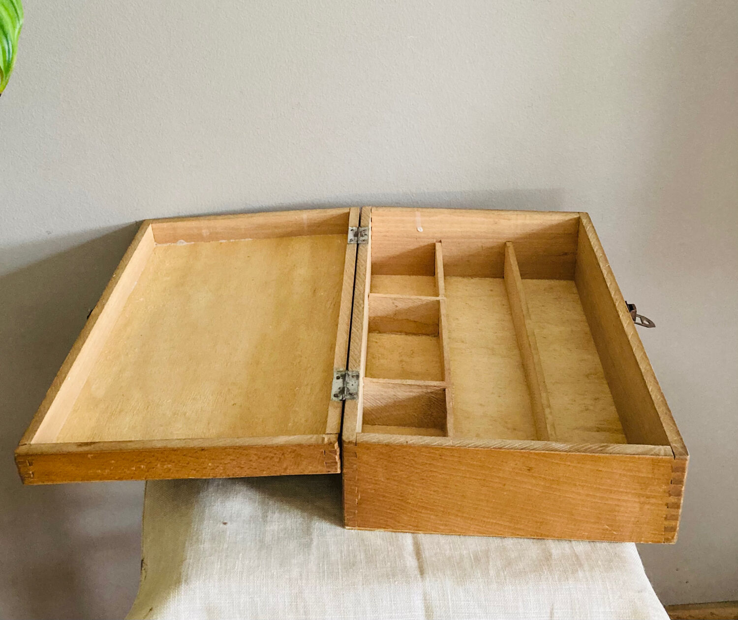 Box with compartments from the 19th century, dovetail mountings, clasp present