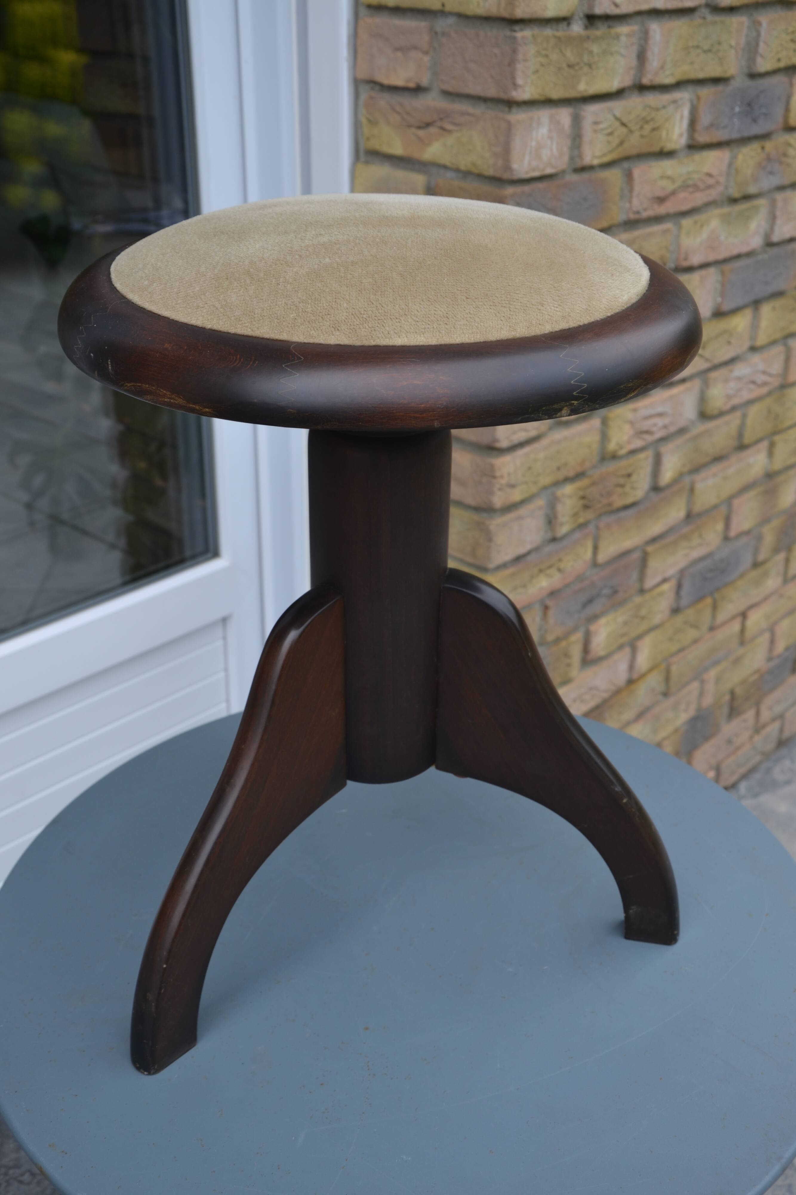 Rotating piano stool
