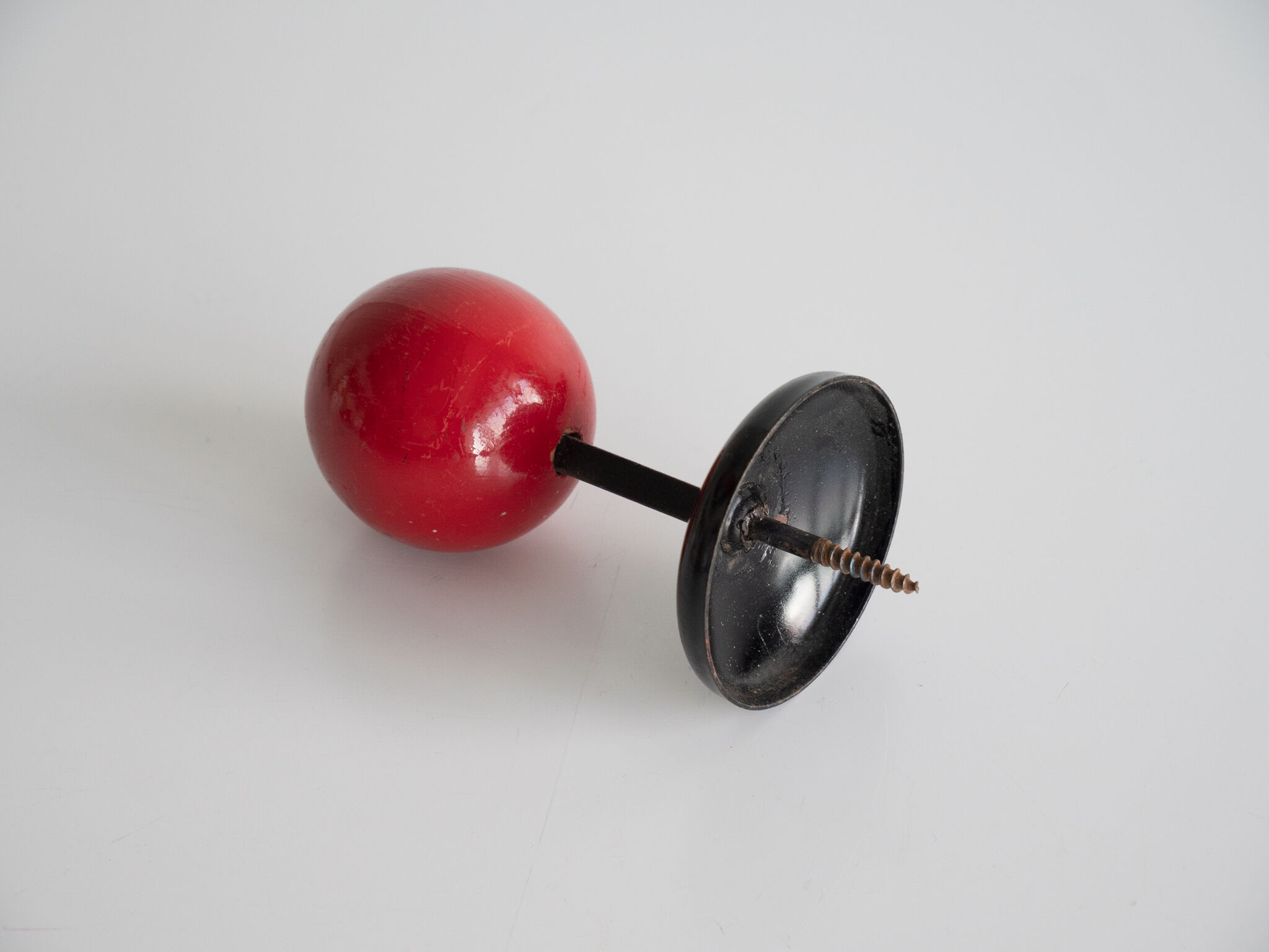 Black and red patère