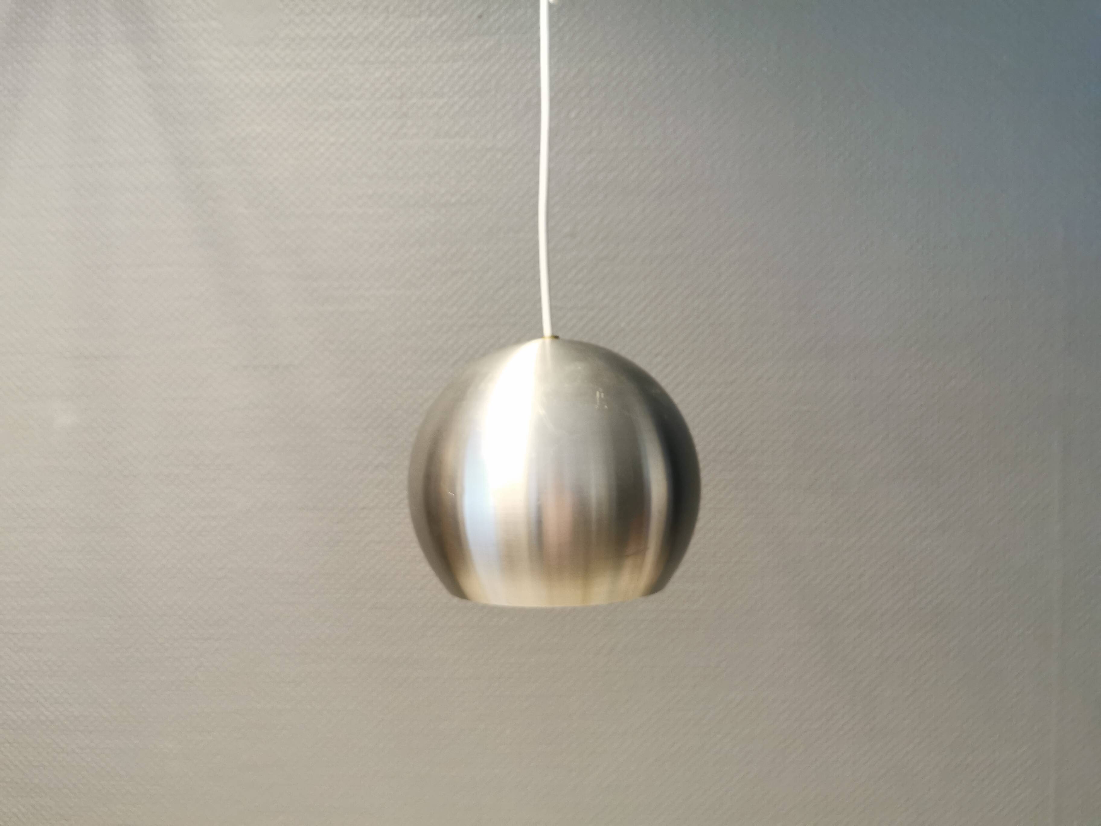 Lampe à suspension danoise originale en métal argenté, modèle "Ball" conçue par Benny Frandsen 1980