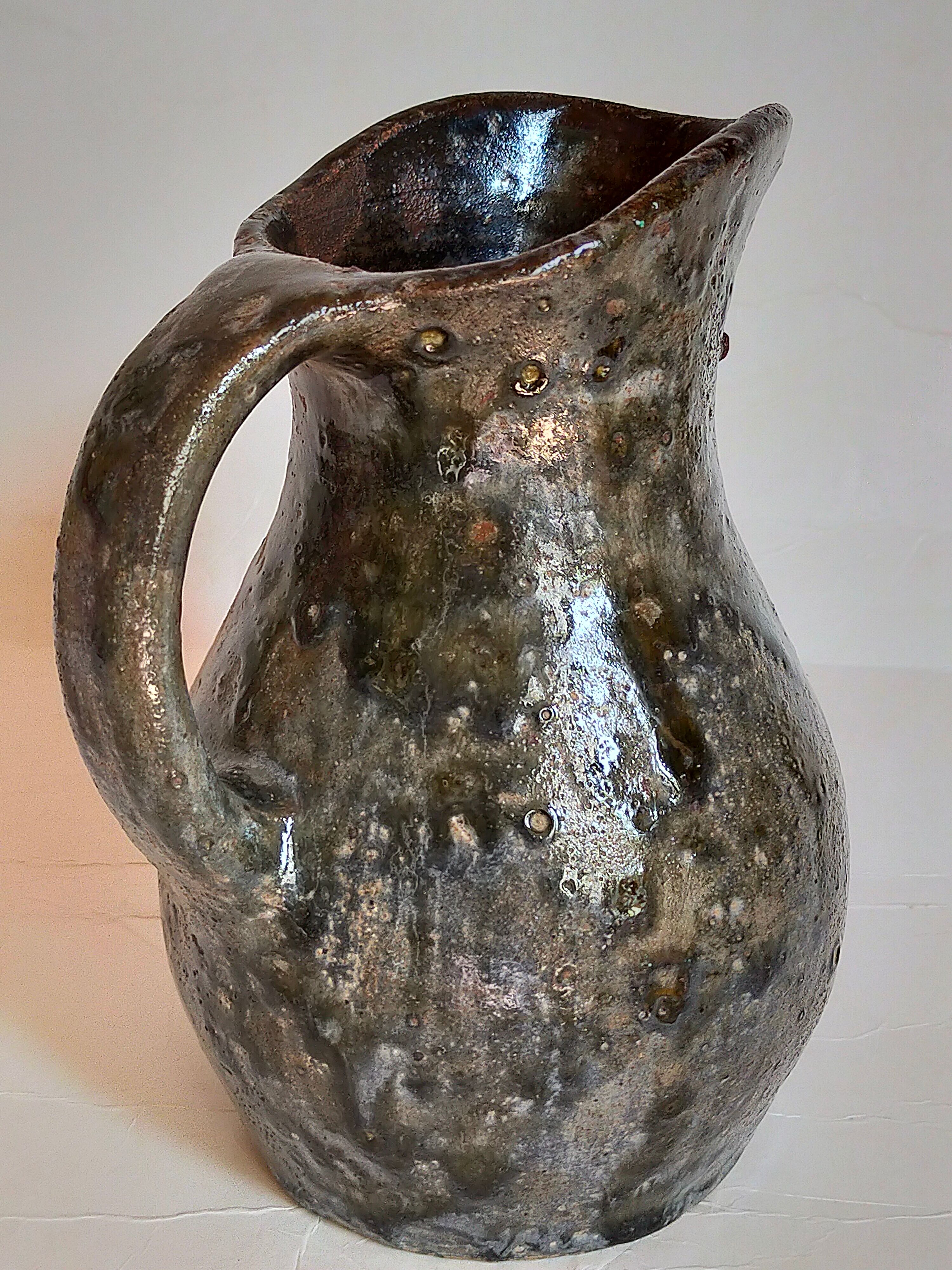 Potter's pitcher Art-popular in old enamelled earth