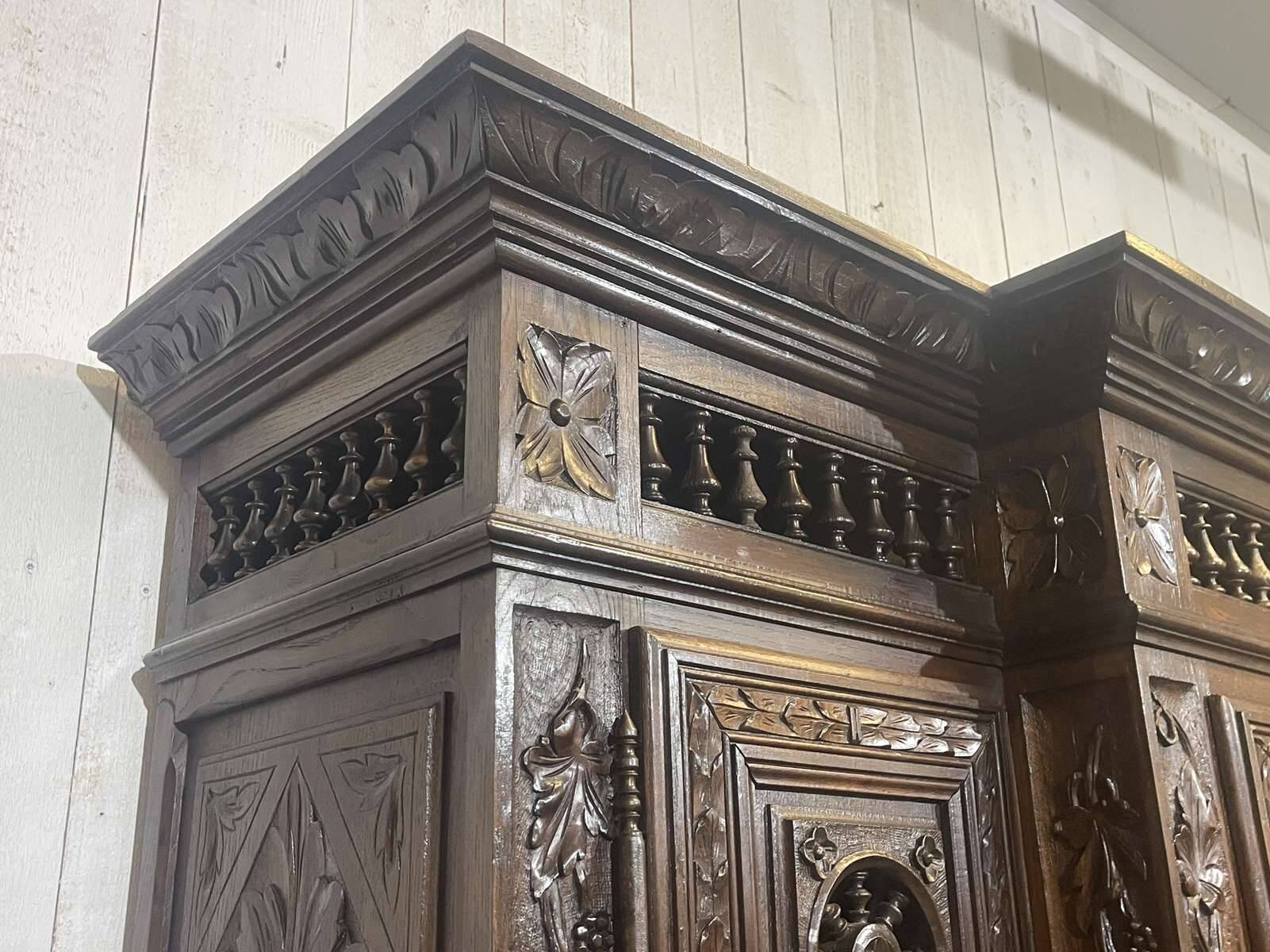 Buffet Breton 2 corps début XXème en châtaignier richement sculpté