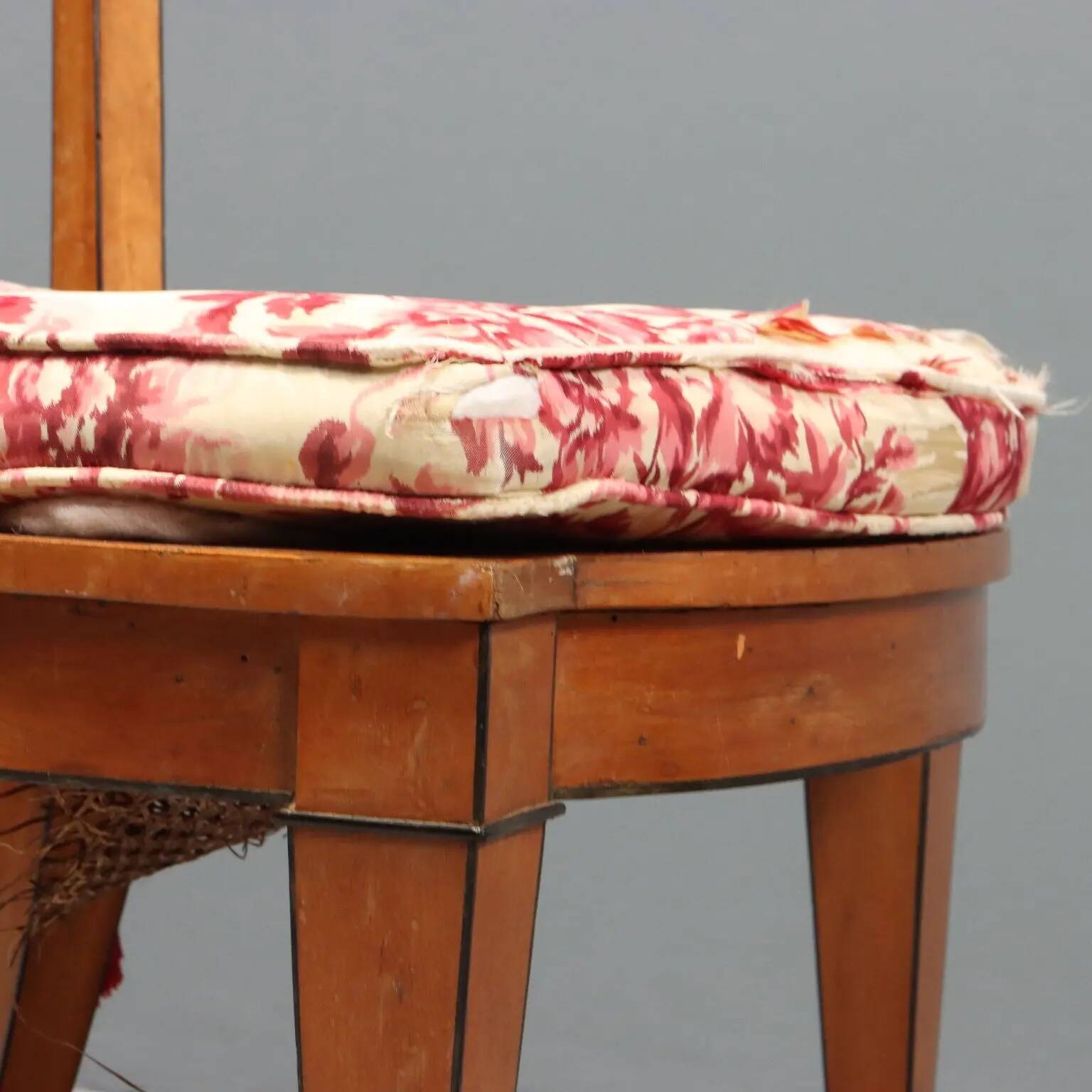 Antique Regency style chairs in mahogany and XX Century fabric.