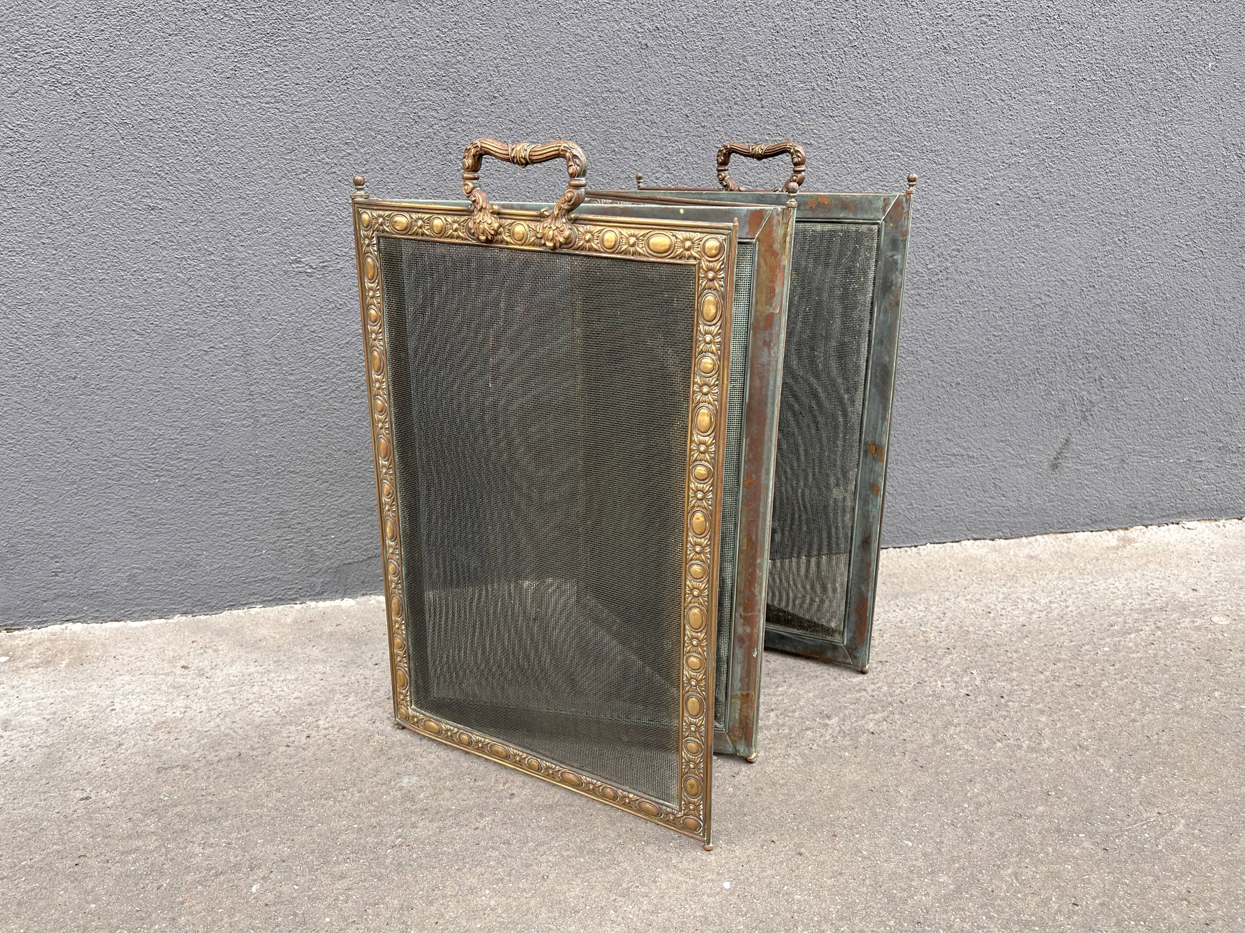 Antique fireplace screen in copper and brass from the 19th century.