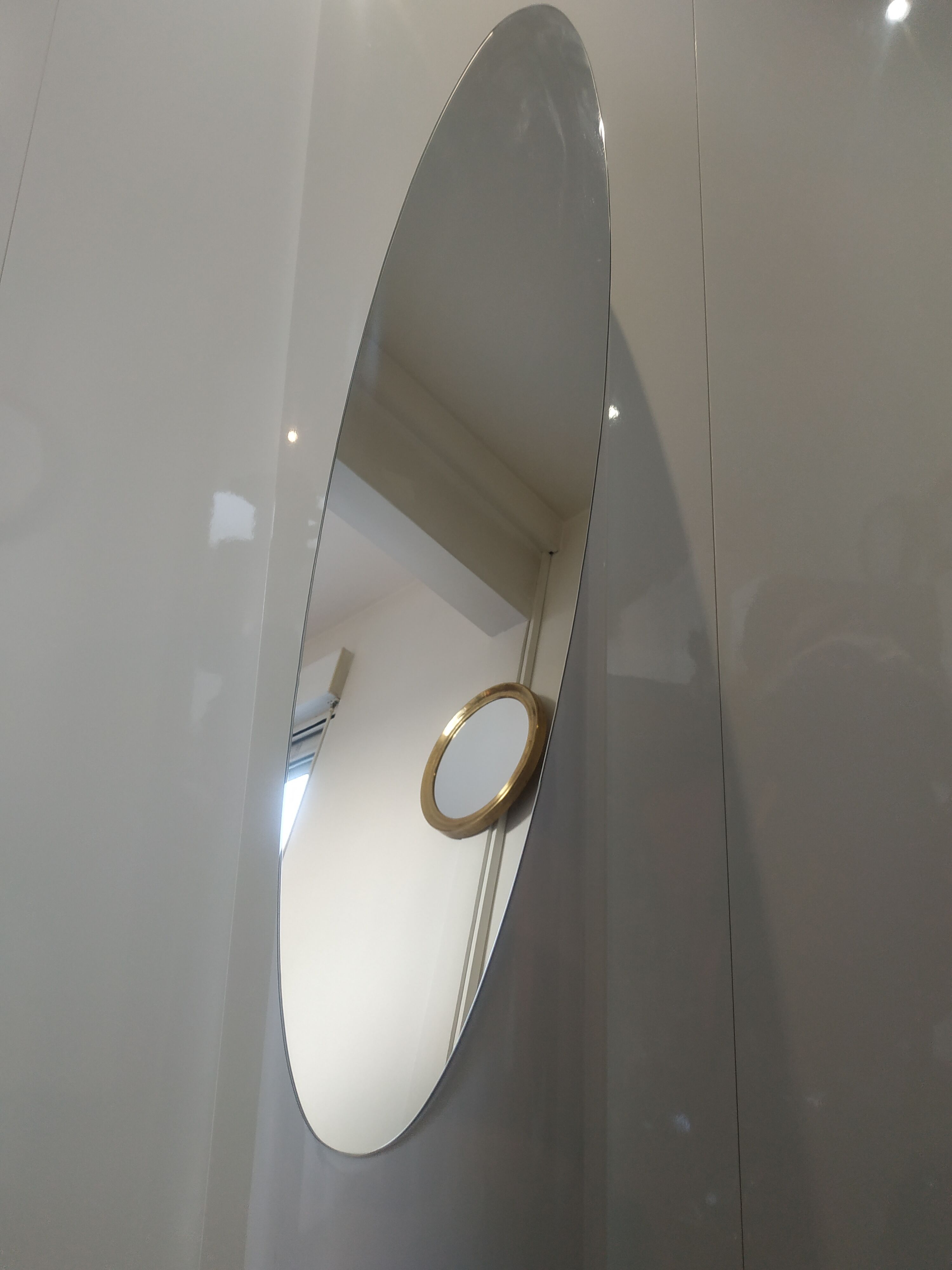 Lipstick style standing mirror