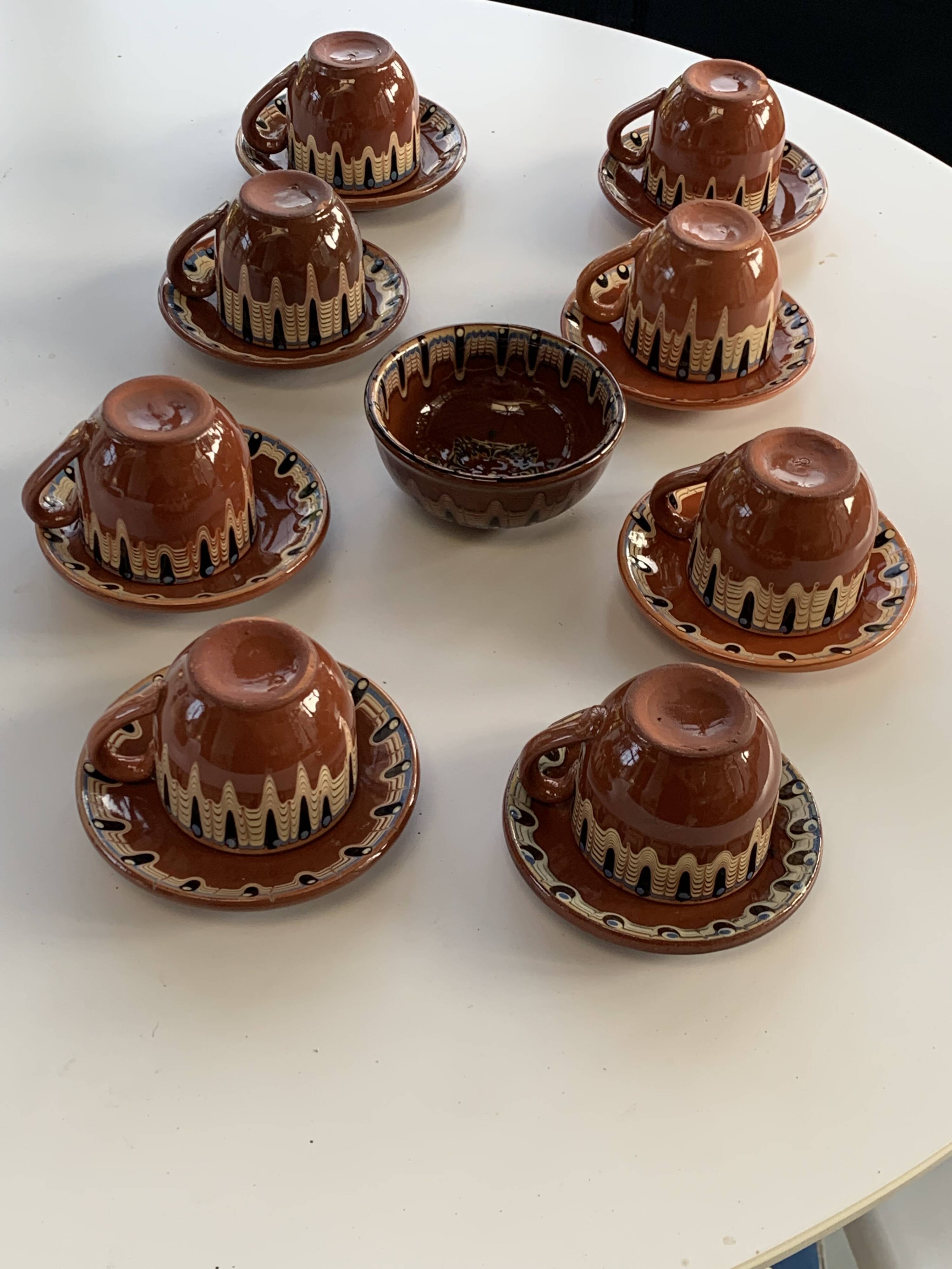 Coffee service composed of 17 pieces, 8 cups, 8 saucers and a sugar bowl, artisanal