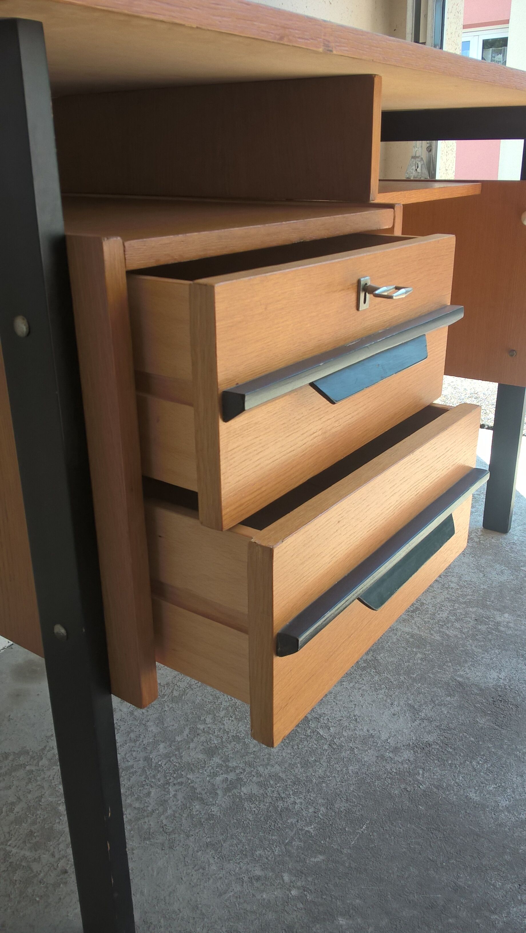 Bureau ancien au style moderniste & vintage