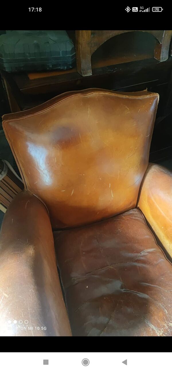 Paire de fauteuils club à moustaches en cuir havane dans leurs jus vers 1930