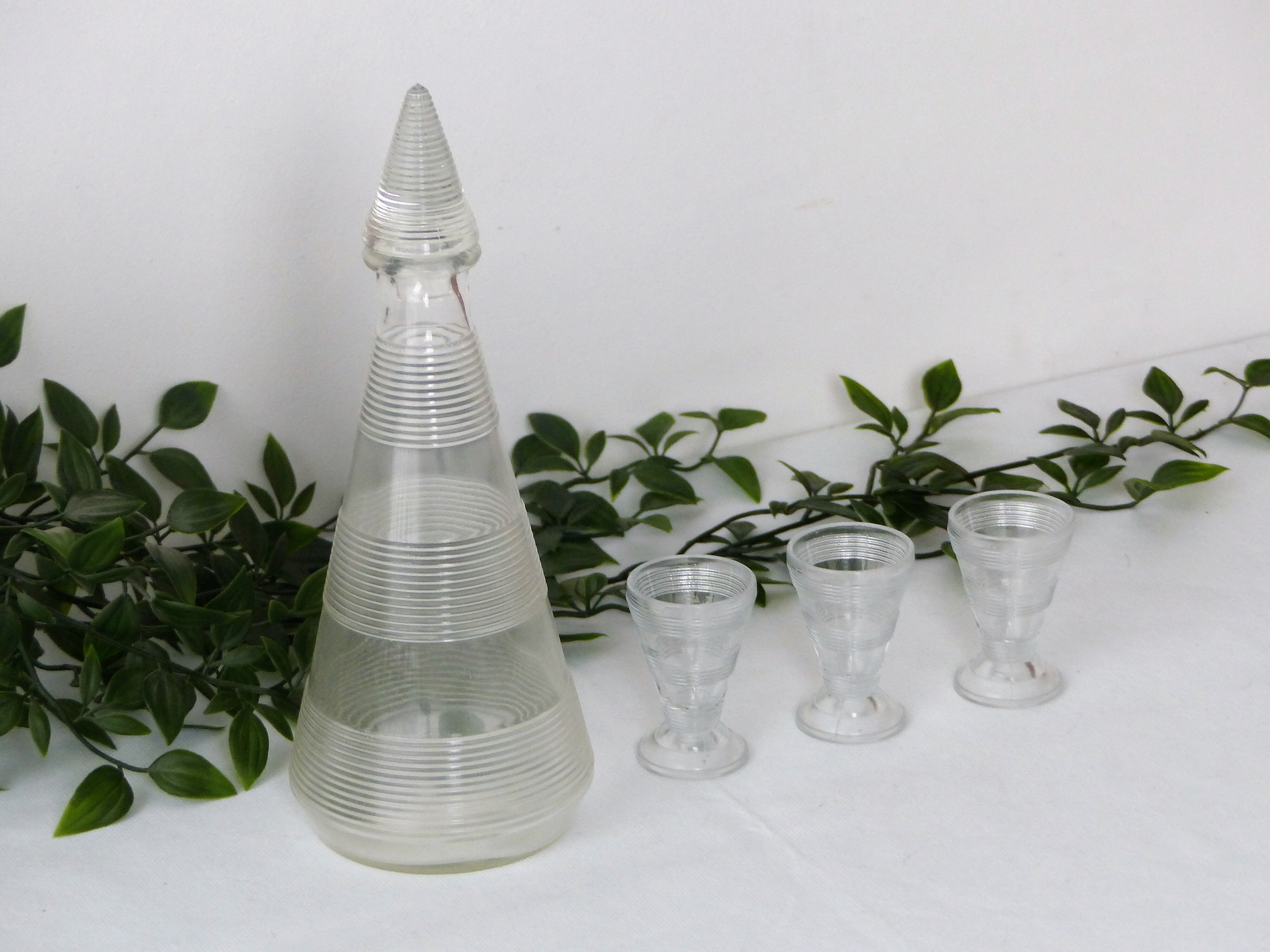 Carafe and its 3 glasses