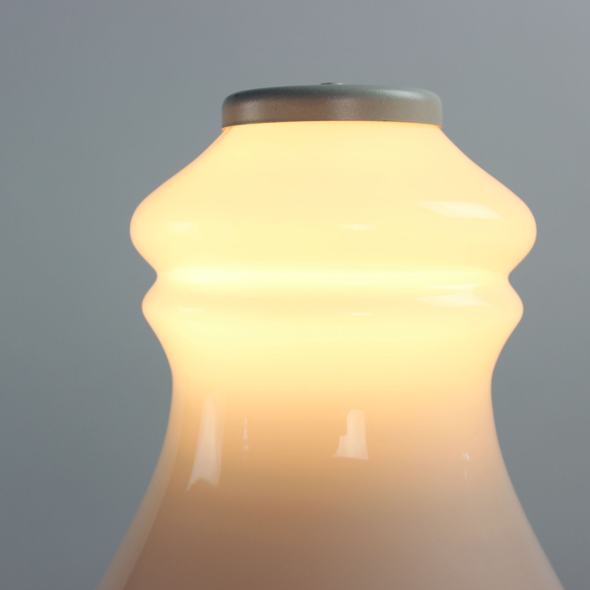 Lampe de table en verre opalin blanc, Opp Jihlava, Tchécoslovaquie années 1960