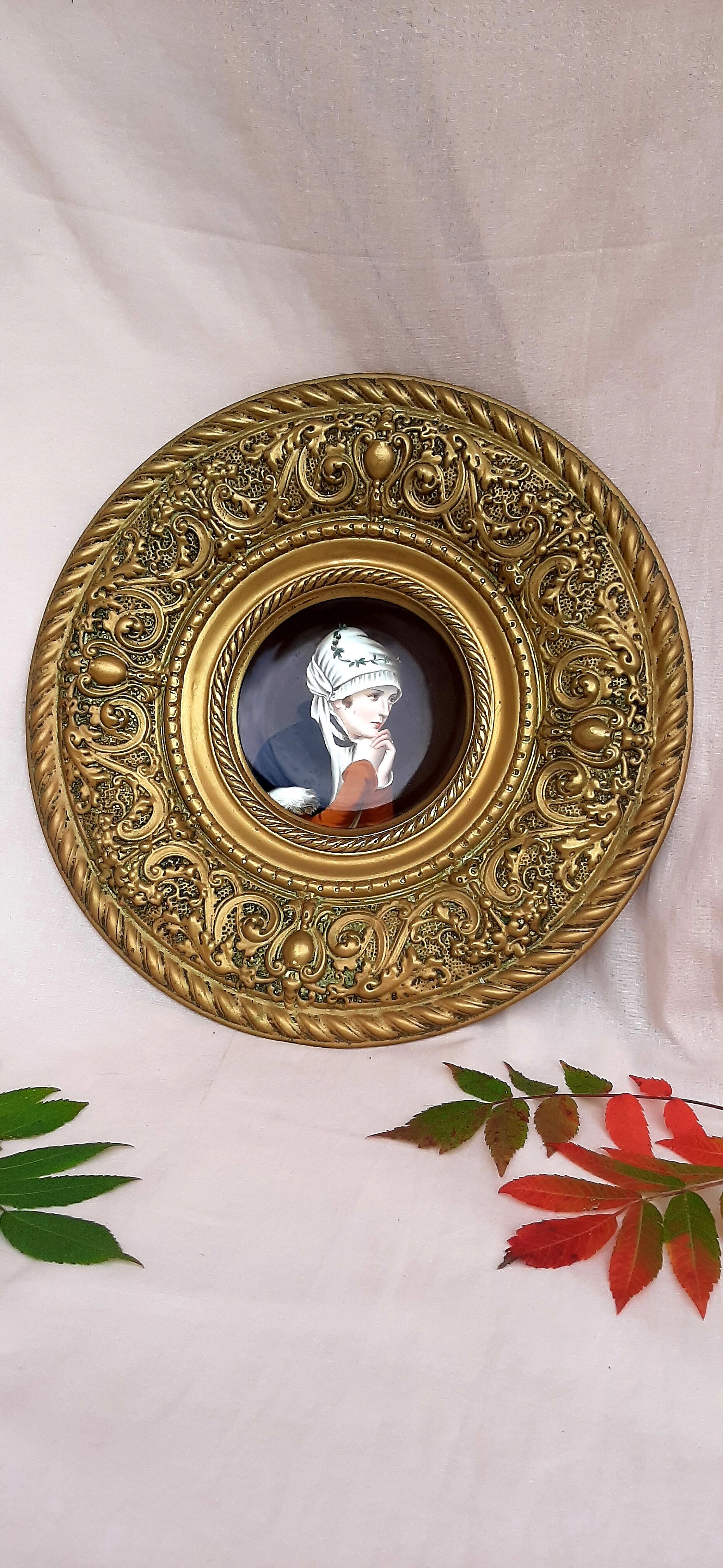 Brass wall decoration repelled hand-painted portrait