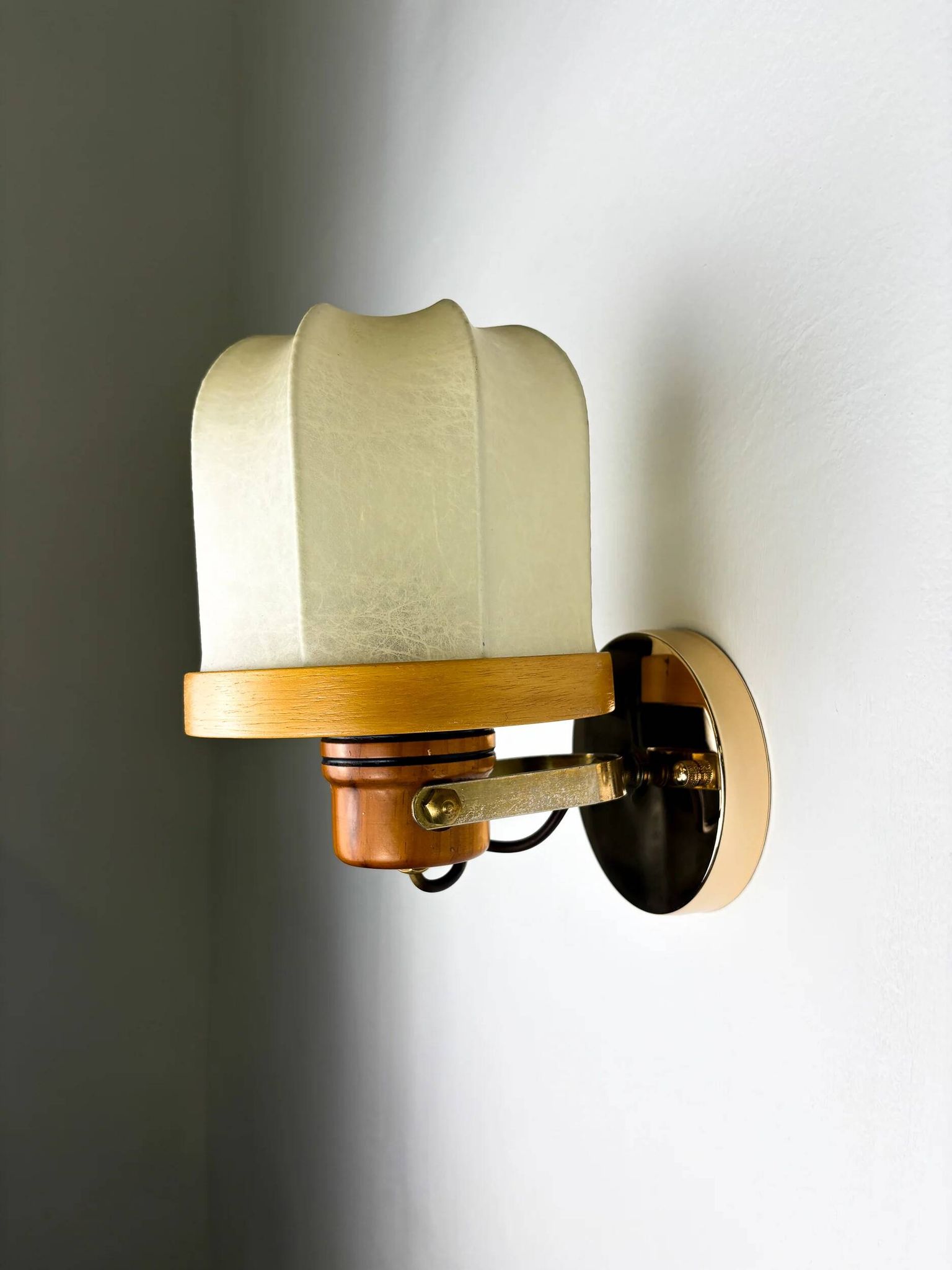 Pair of articulated "Cocoon" wall lights, resin and pine, Italy, circa 1970s