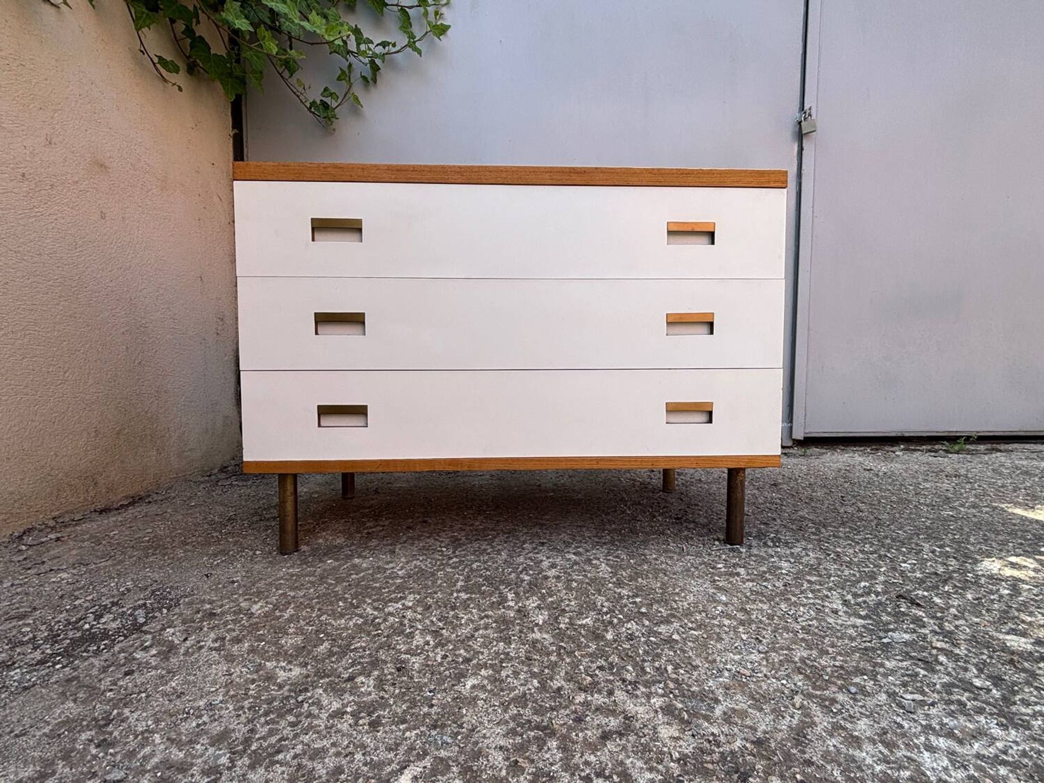 Commode années 70 chêne, laiton et placage blanc cassé