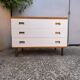Commode années 70 chêne, laiton et placage blanc cassé