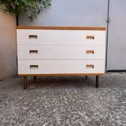 Commode années 70 chêne, laiton et placage blanc cassé