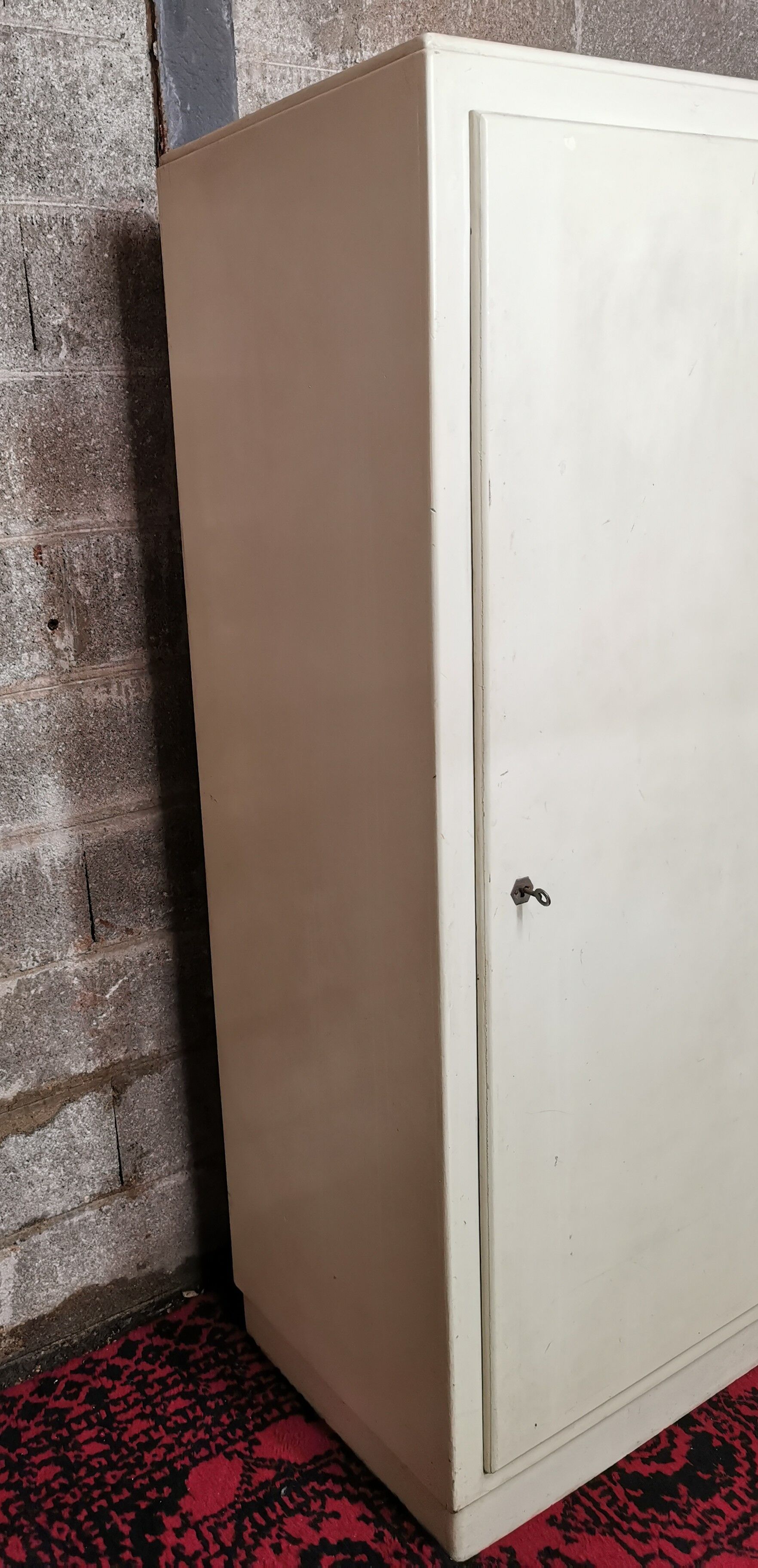 Wardrobe a vintage off-white door