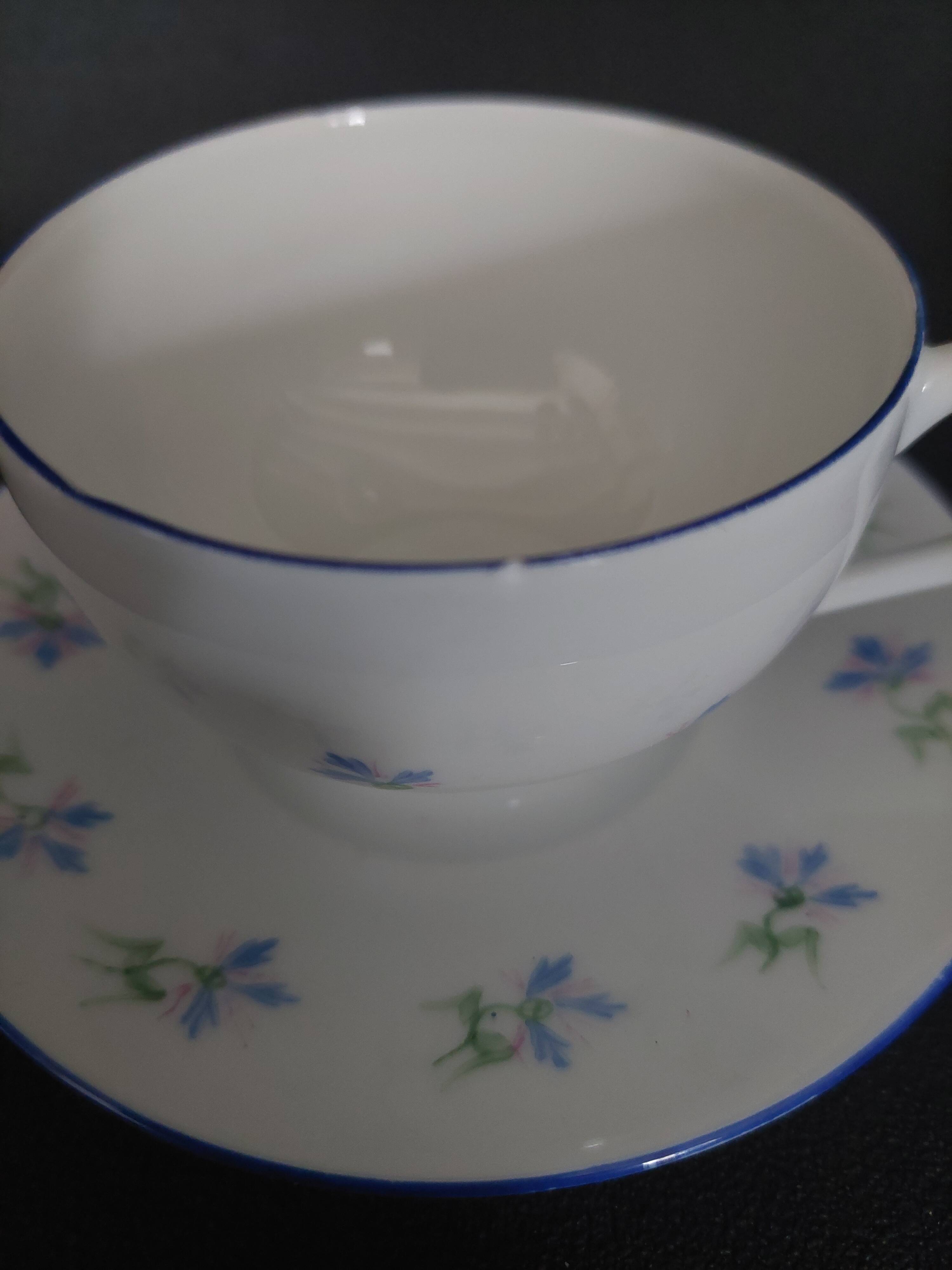 Tasse en porcelaine décor aux barbeaux peint à la main A.M