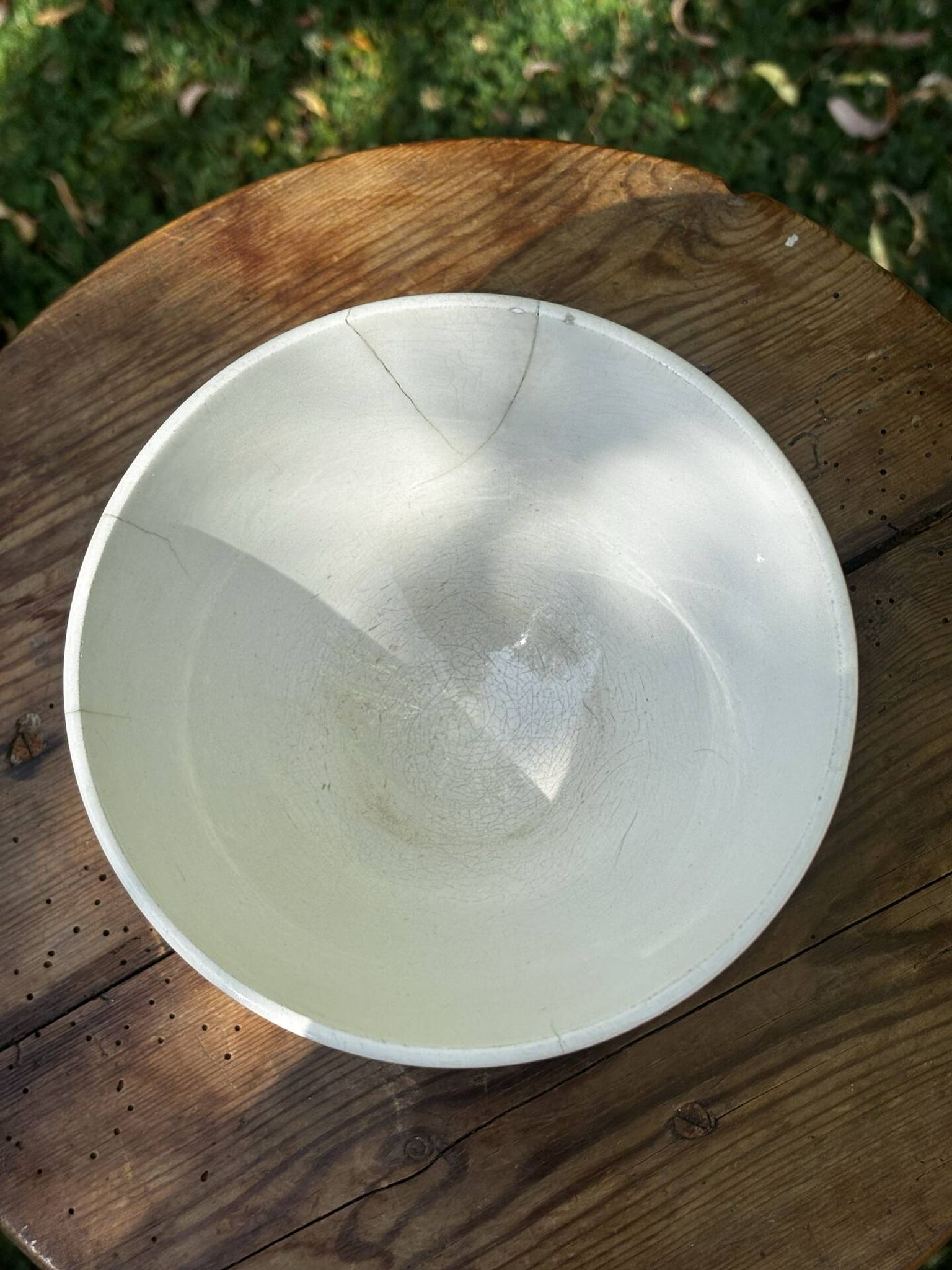 Old footed bowl in earthenware with pink decoration and defects.
