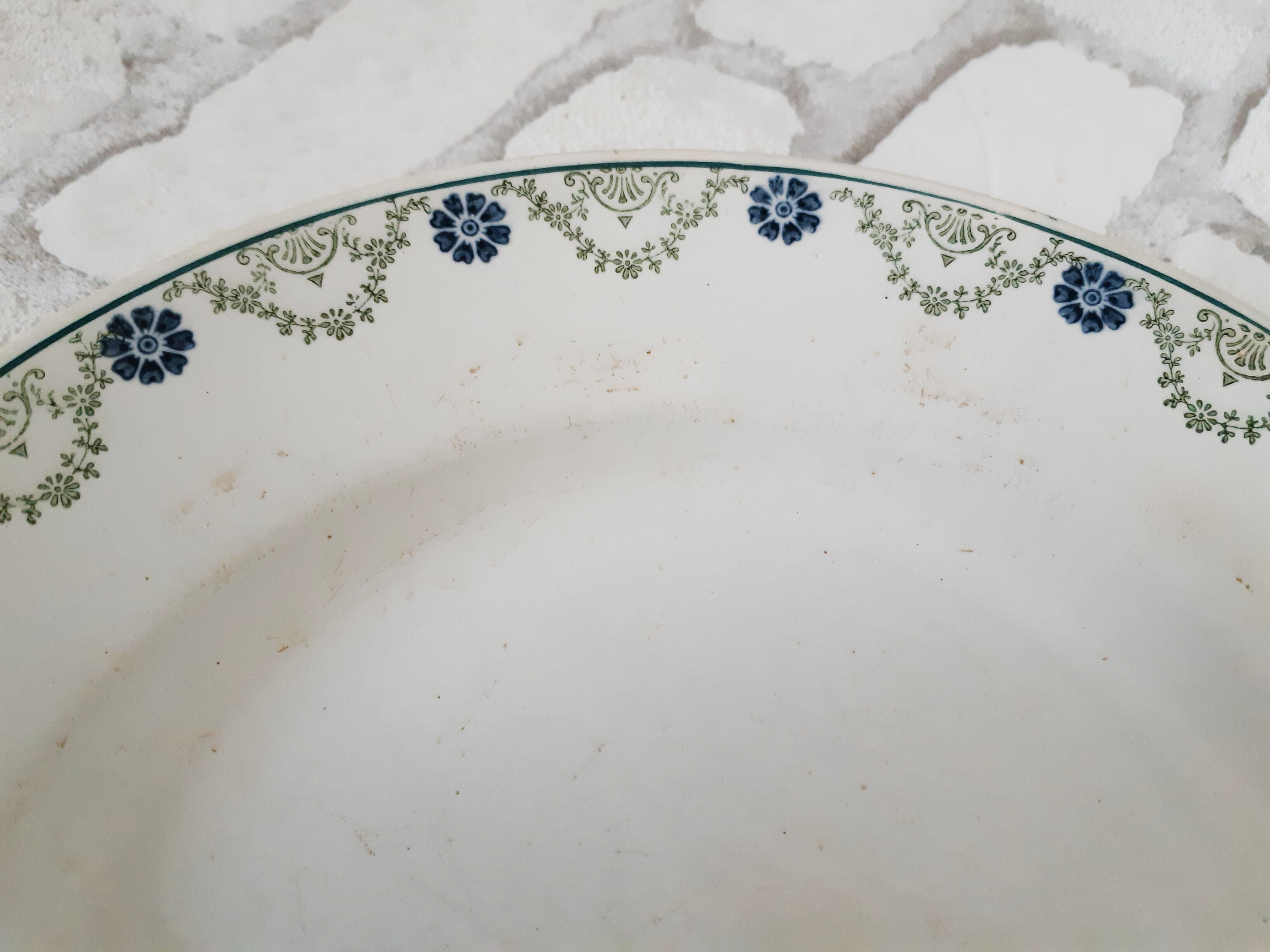 Flat earthenware plates from Saint Amand, iron earth