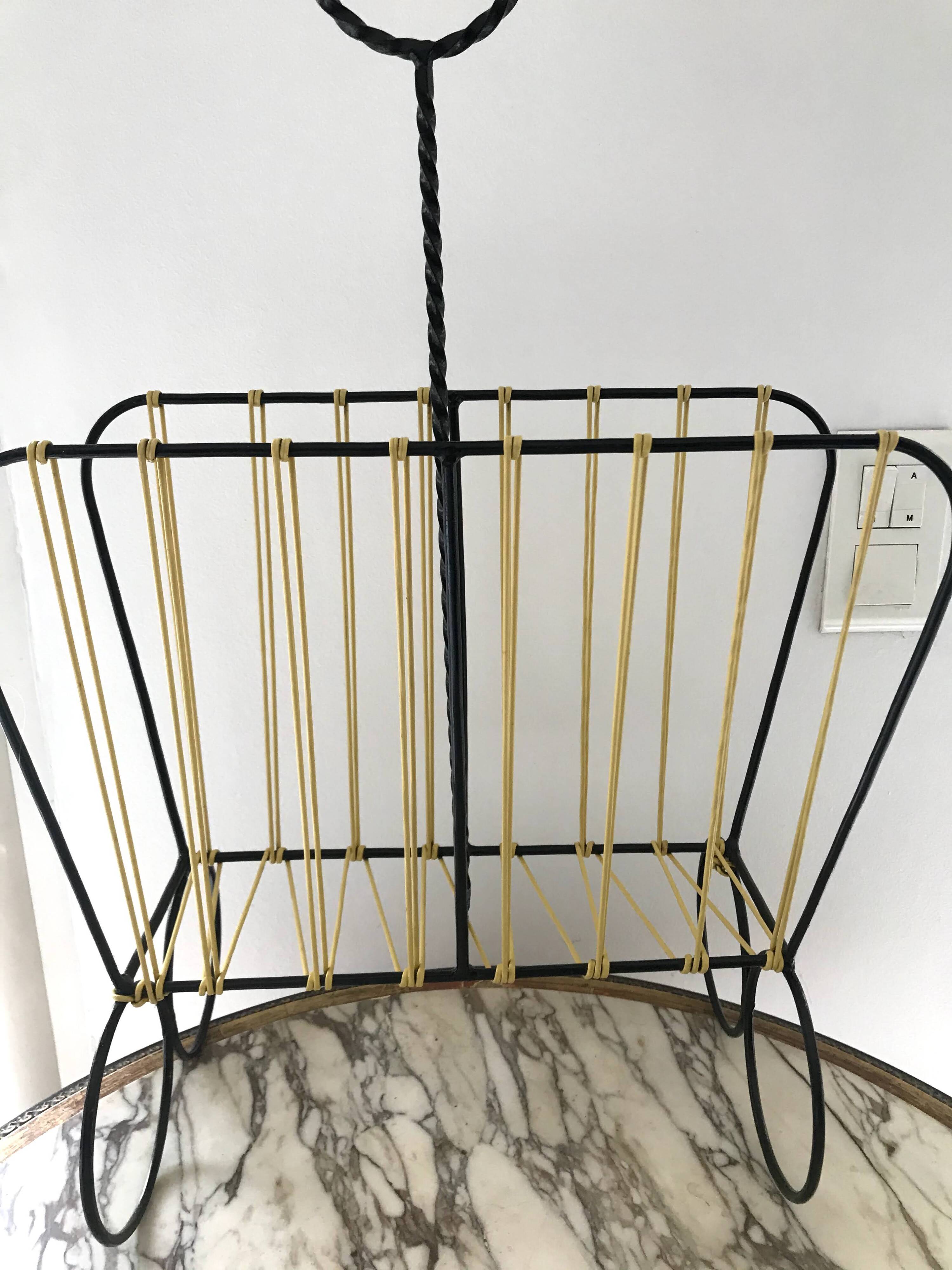 Scoubidou magazine rack